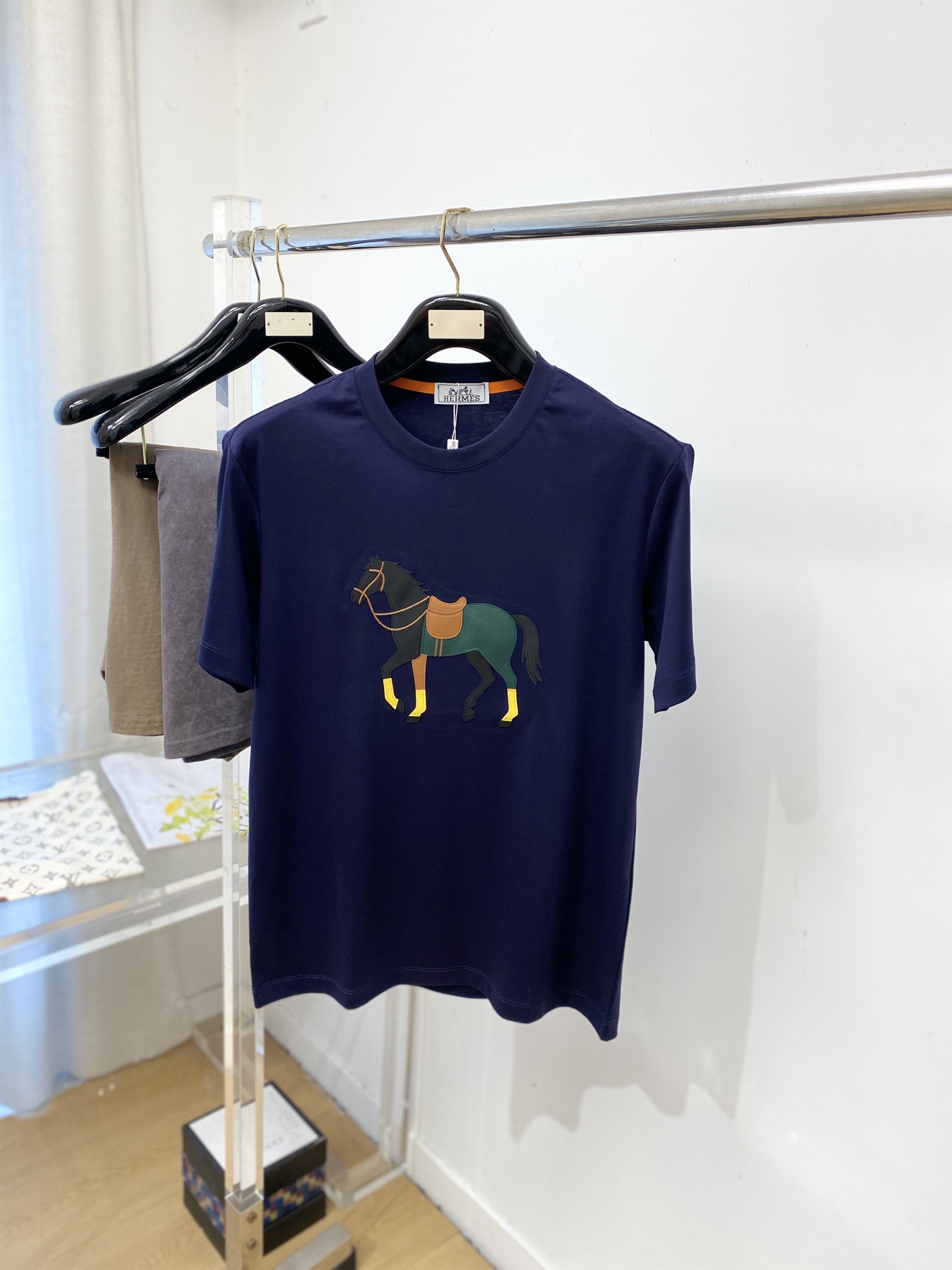 爱马仕、2026新品短袖T恤，帅气时尚，胸前刺绣装饰图案logo，简约百搭款。面料棉 不仅挺括，保持潮流