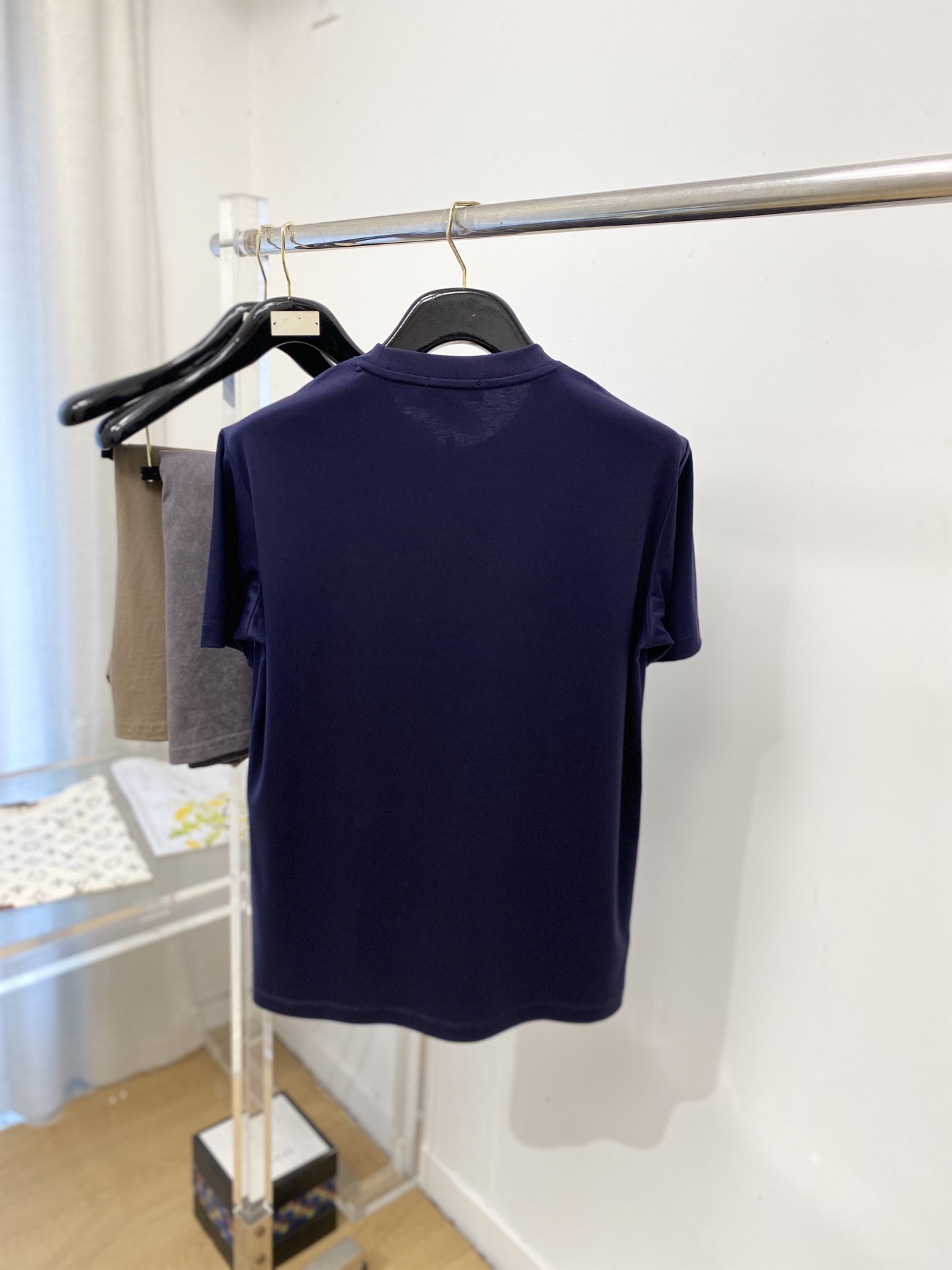 爱马仕、2026新品短袖T恤，帅气时尚，胸前刺绣装饰图案logo，简约百搭款。面料棉 不仅挺括，保持潮流