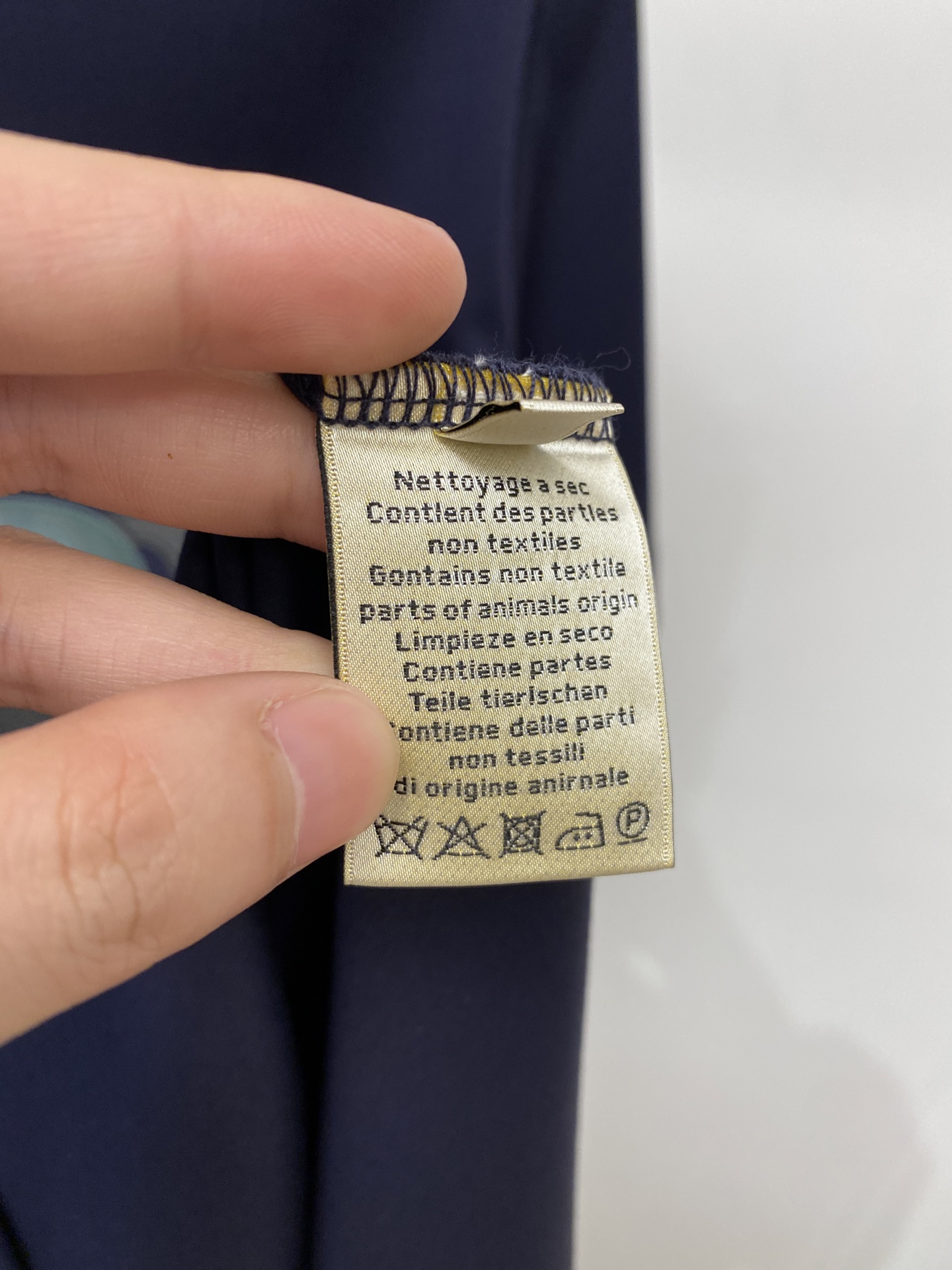 爱马仕、2026新品短袖T恤，帅气时尚，胸前刺绣装饰图案logo，简约百搭款。面料棉 不仅挺括，保持潮流