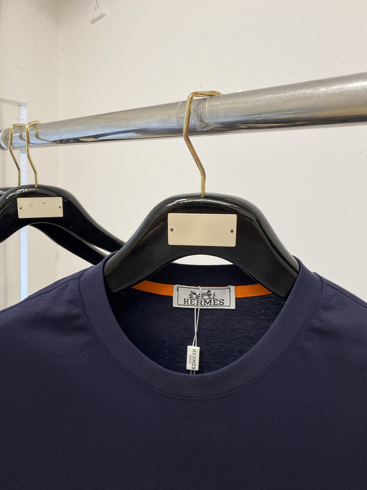 爱马仕、2026新品短袖T恤，帅气时尚，胸前刺绣装饰图案logo，简约百搭款。面料棉 不仅挺括，保持潮流