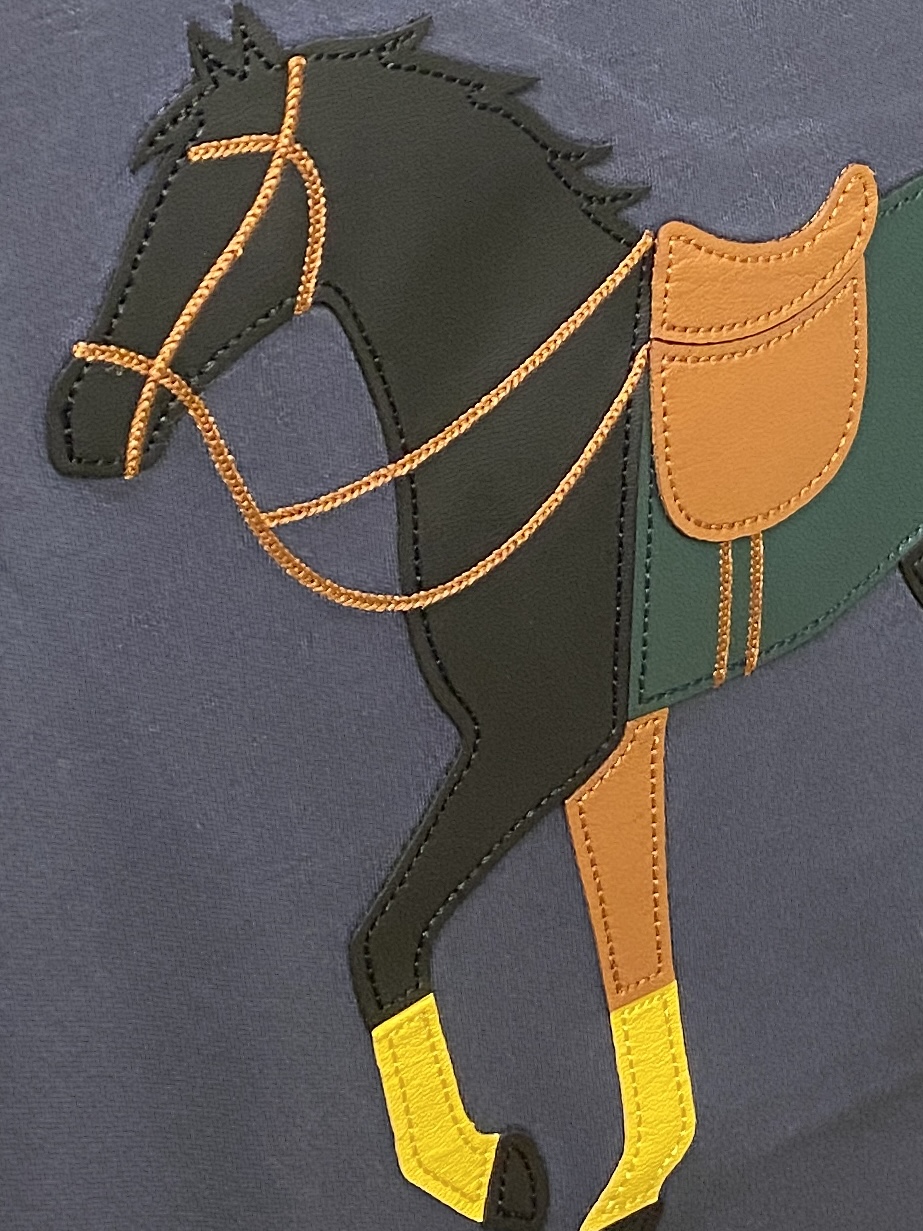 爱马仕、2026新品短袖T恤，帅气时尚，胸前刺绣装饰图案logo，简约百搭款。面料棉 不仅挺括，保持潮流