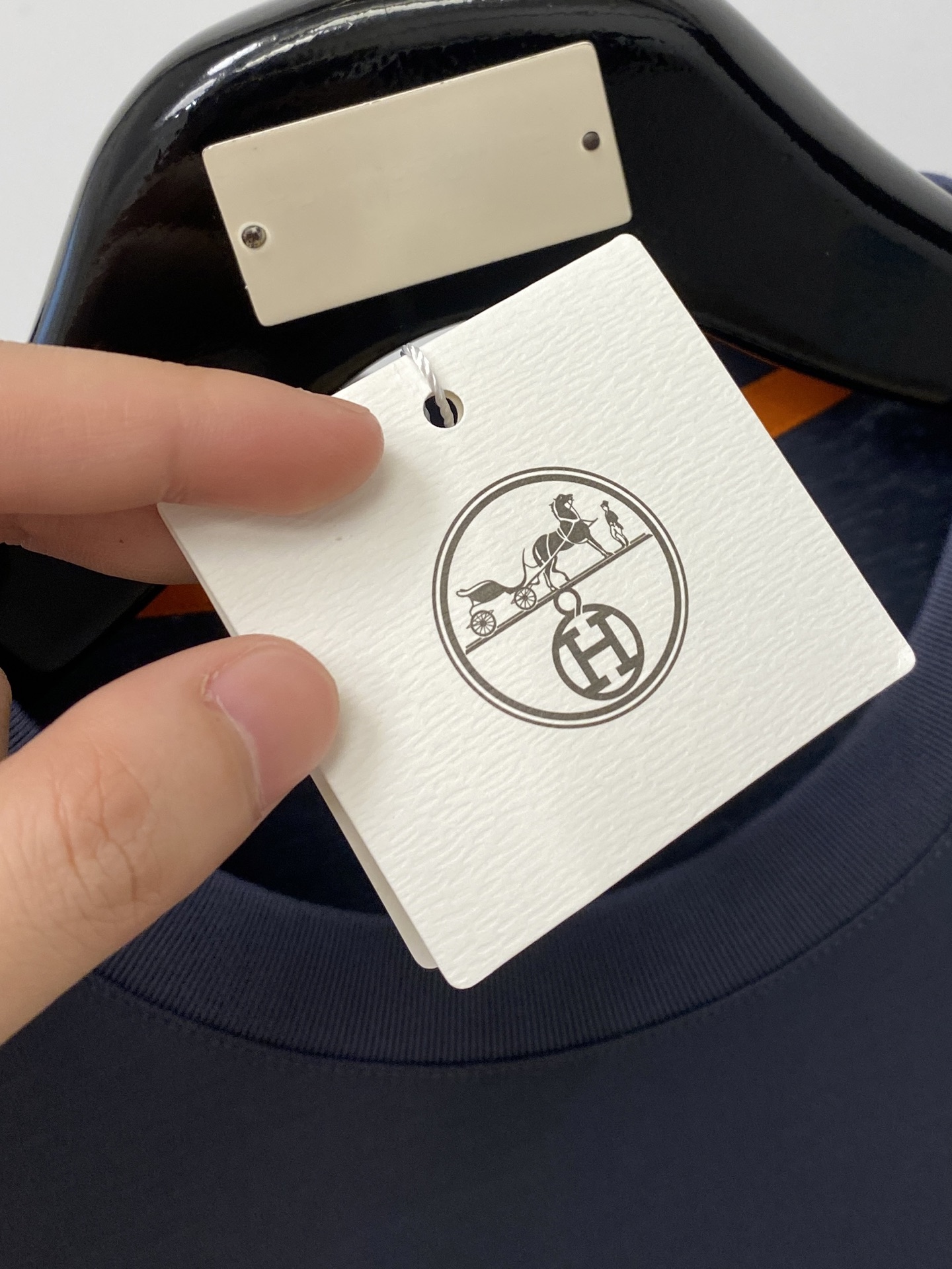 爱马仕、2026新品短袖T恤，帅气时尚，胸前刺绣装饰图案logo，简约百搭款。面料棉 不仅挺括，保持潮流