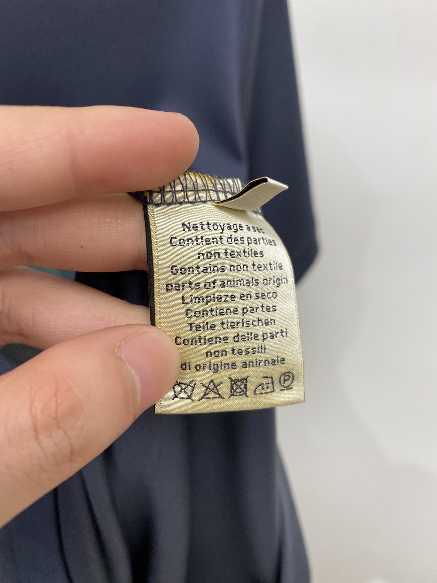 爱马仕、2026新品短袖T恤，帅气时尚，胸前刺绣装饰图案logo，简约百搭款。面料棉 不仅挺括，保持潮流