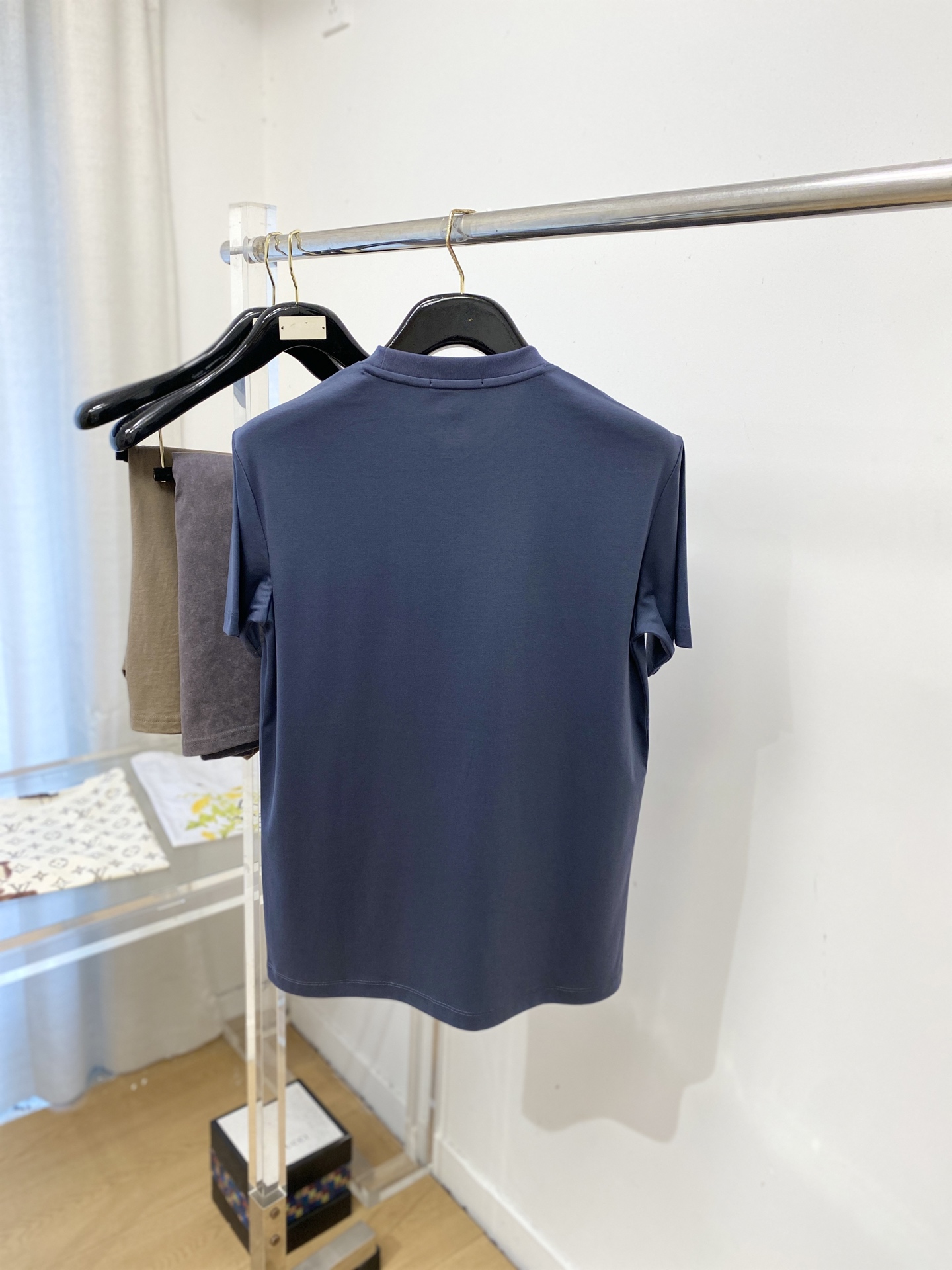 爱马仕、2026新品短袖T恤，帅气时尚，胸前刺绣装饰图案logo，简约百搭款。面料棉 不仅挺括，保持潮流