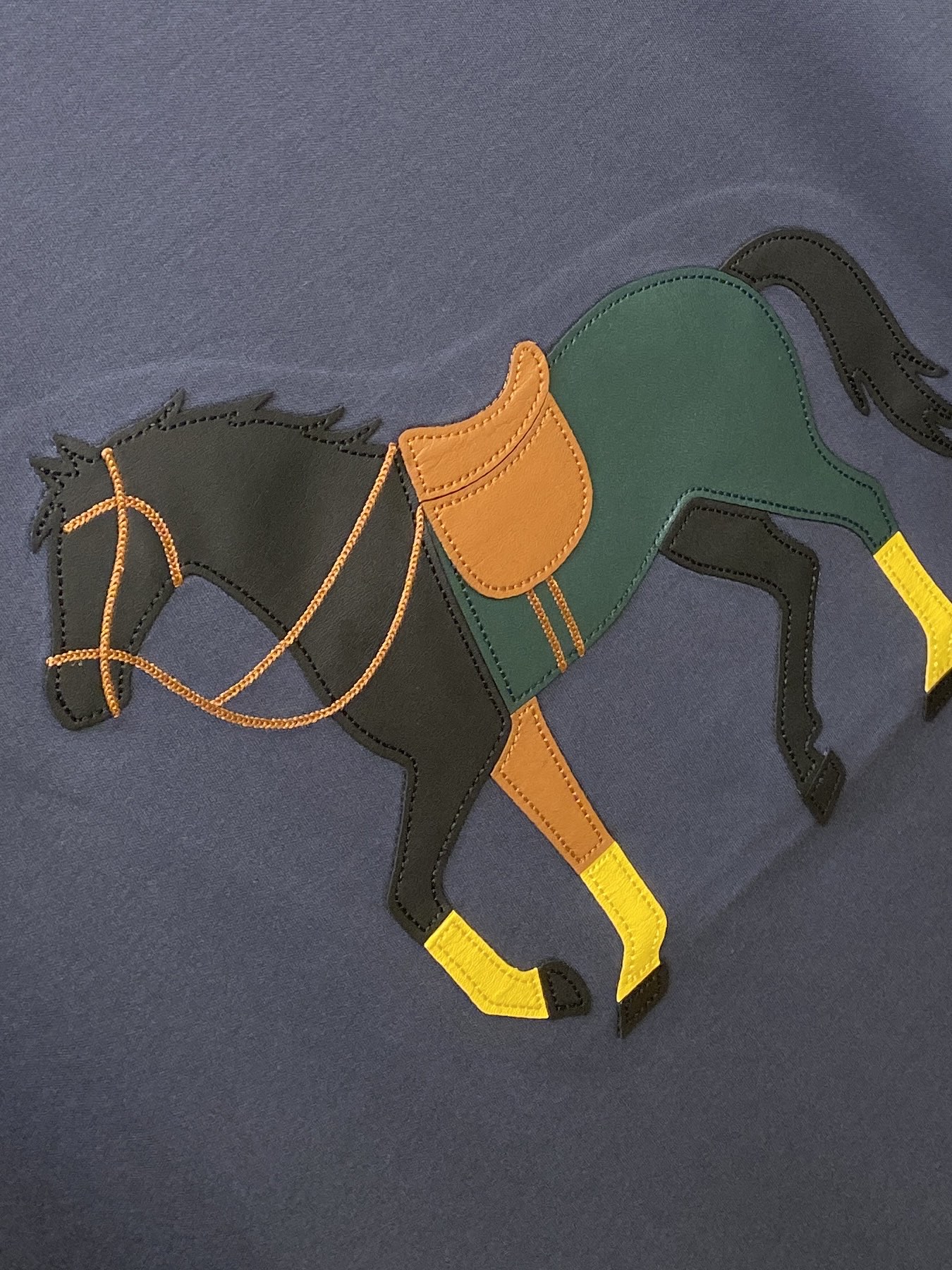 爱马仕、2026新品短袖T恤，帅气时尚，胸前刺绣装饰图案logo，简约百搭款。面料棉 不仅挺括，保持潮流