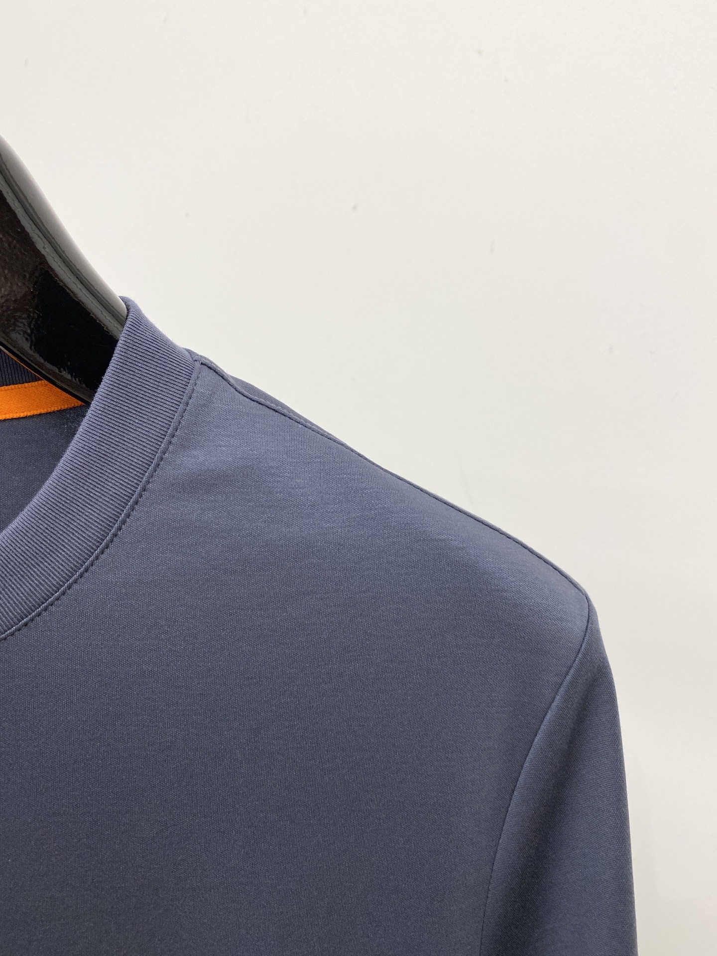 爱马仕、2026新品短袖T恤，帅气时尚，胸前刺绣装饰图案logo，简约百搭款。面料棉 不仅挺括，保持潮流