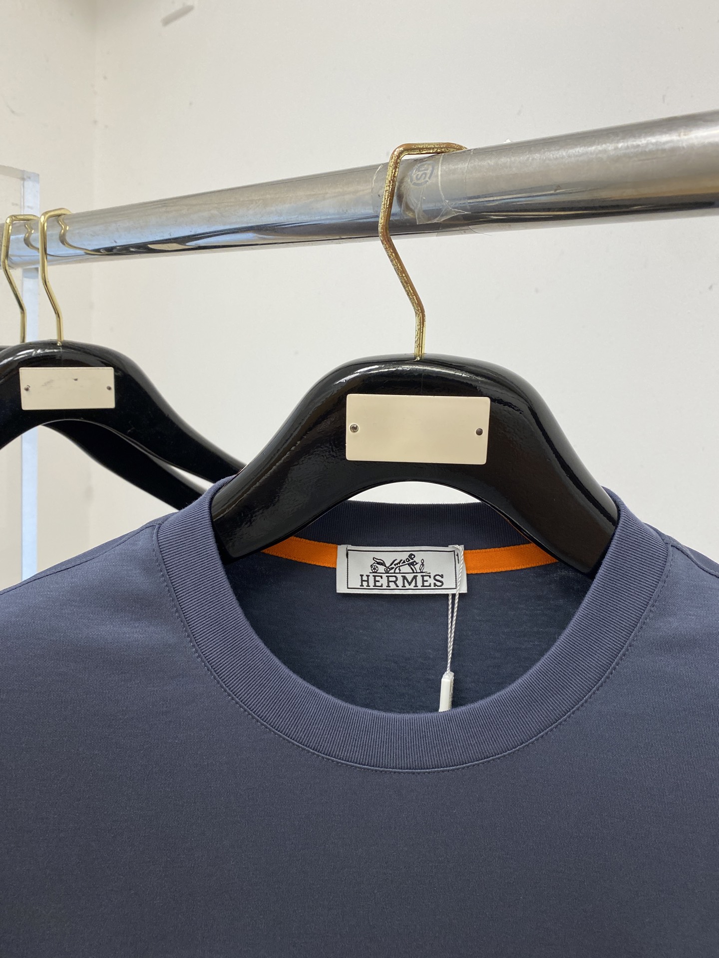 爱马仕、2026新品短袖T恤，帅气时尚，胸前刺绣装饰图案logo，简约百搭款。面料棉 不仅挺括，保持潮流