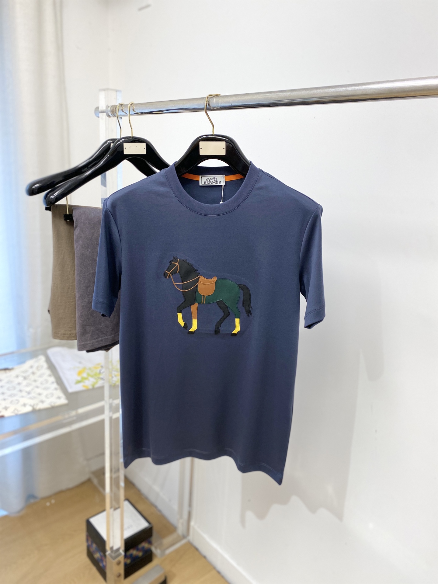 爱马仕、2026新品短袖T恤，帅气时尚，胸前刺绣装饰图案logo，简约百搭款。面料棉 不仅挺括，保持潮流