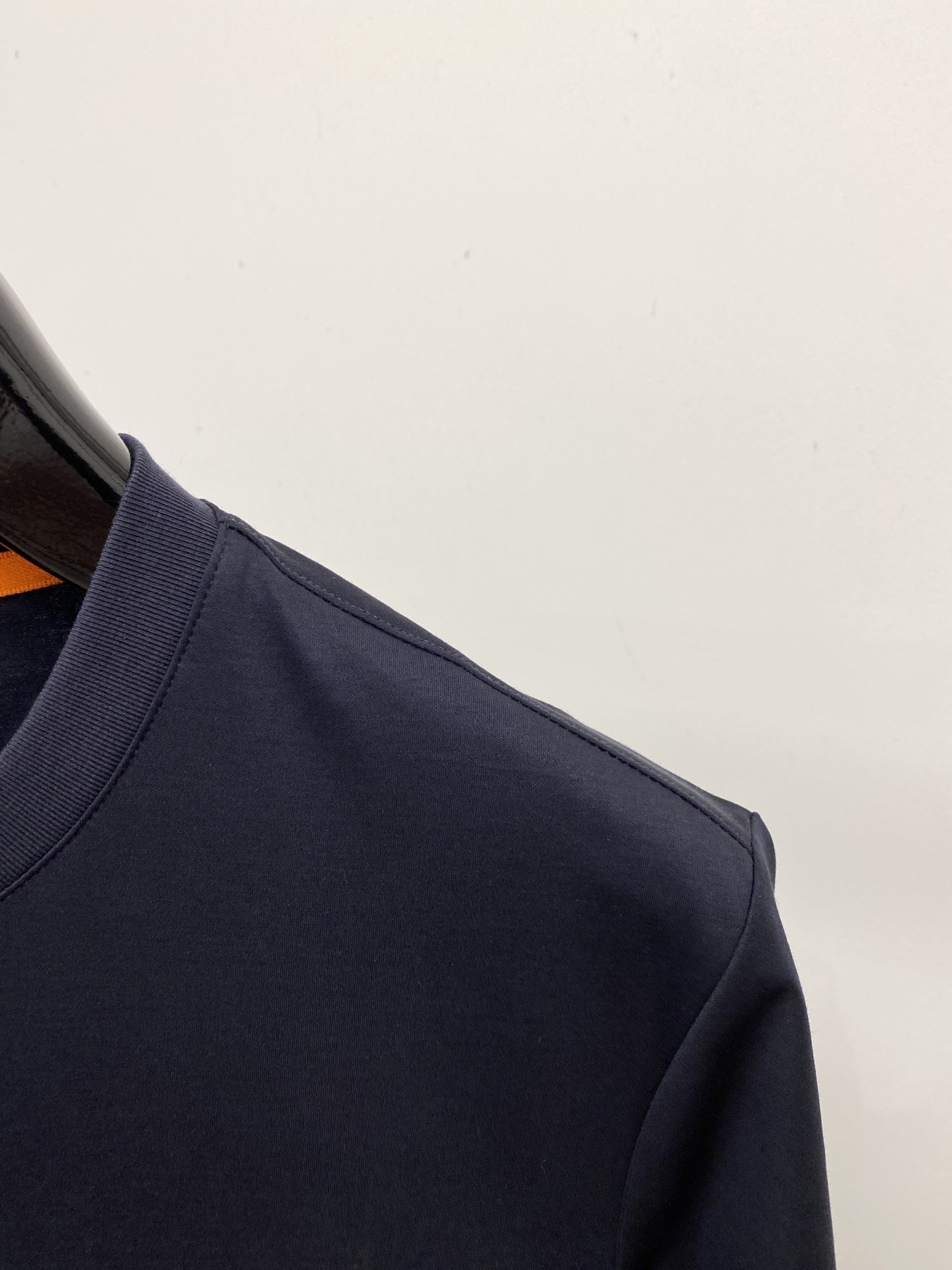 爱马仕、2026新品短袖T恤，帅气时尚，胸前刺绣装饰图案logo，简约百搭款。面料棉 不仅挺括，保持潮流