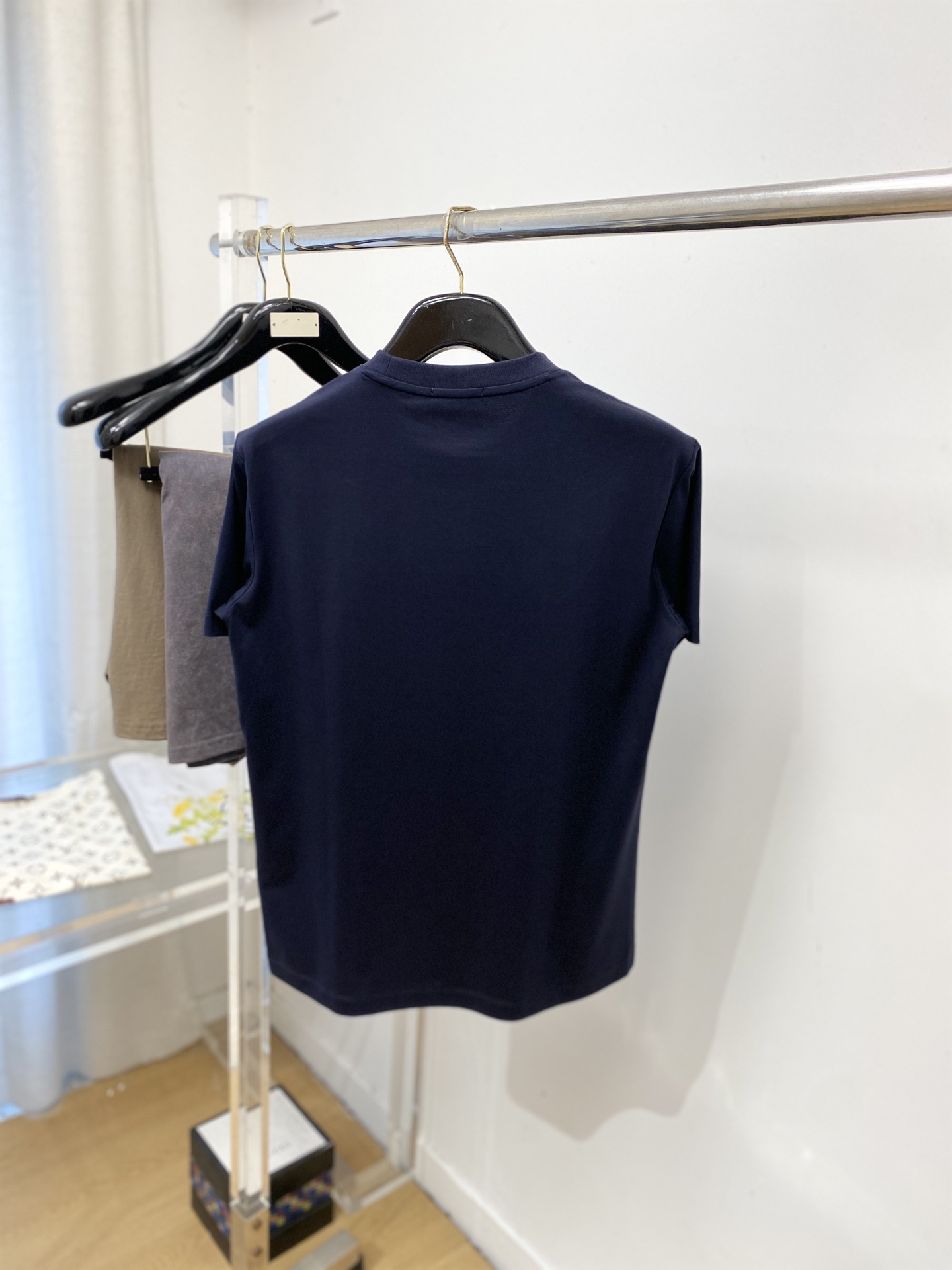 爱马仕、2026新品短袖T恤，帅气时尚，胸前刺绣装饰图案logo，简约百搭款。面料棉 不仅挺括，保持潮流