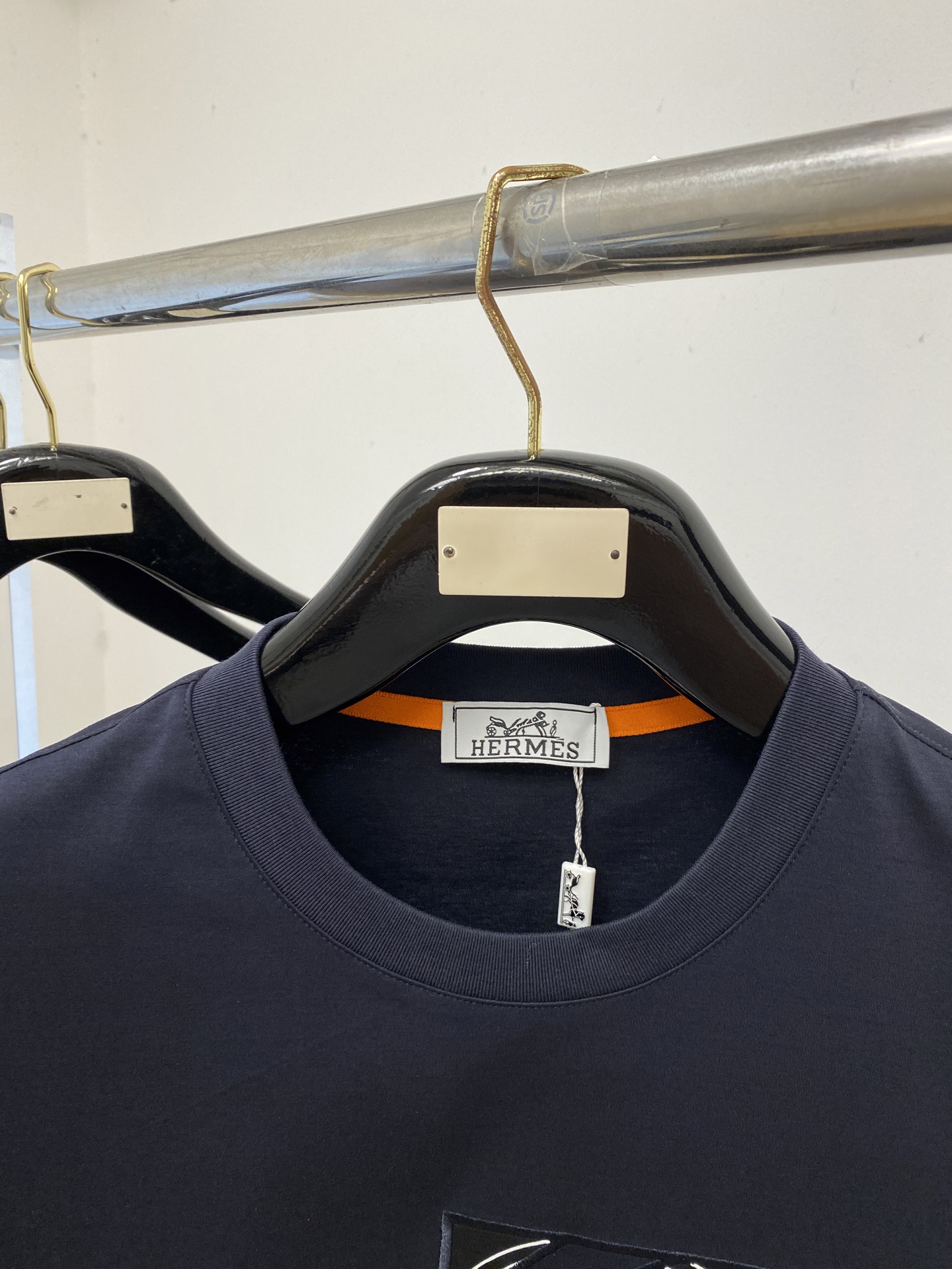 爱马仕、2026新品短袖T恤，帅气时尚，胸前刺绣装饰图案logo，简约百搭款。面料棉 不仅挺括，保持潮流