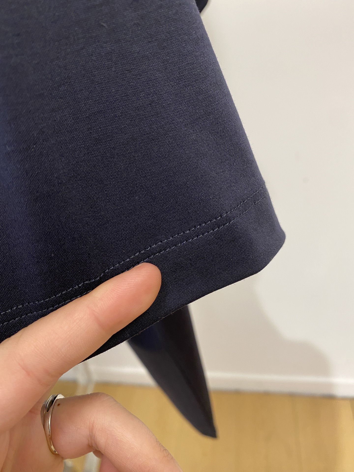 爱马仕、2026新品短袖T恤，帅气时尚，胸前刺绣装饰图案logo，简约百搭款。面料棉 不仅挺括，保持潮流