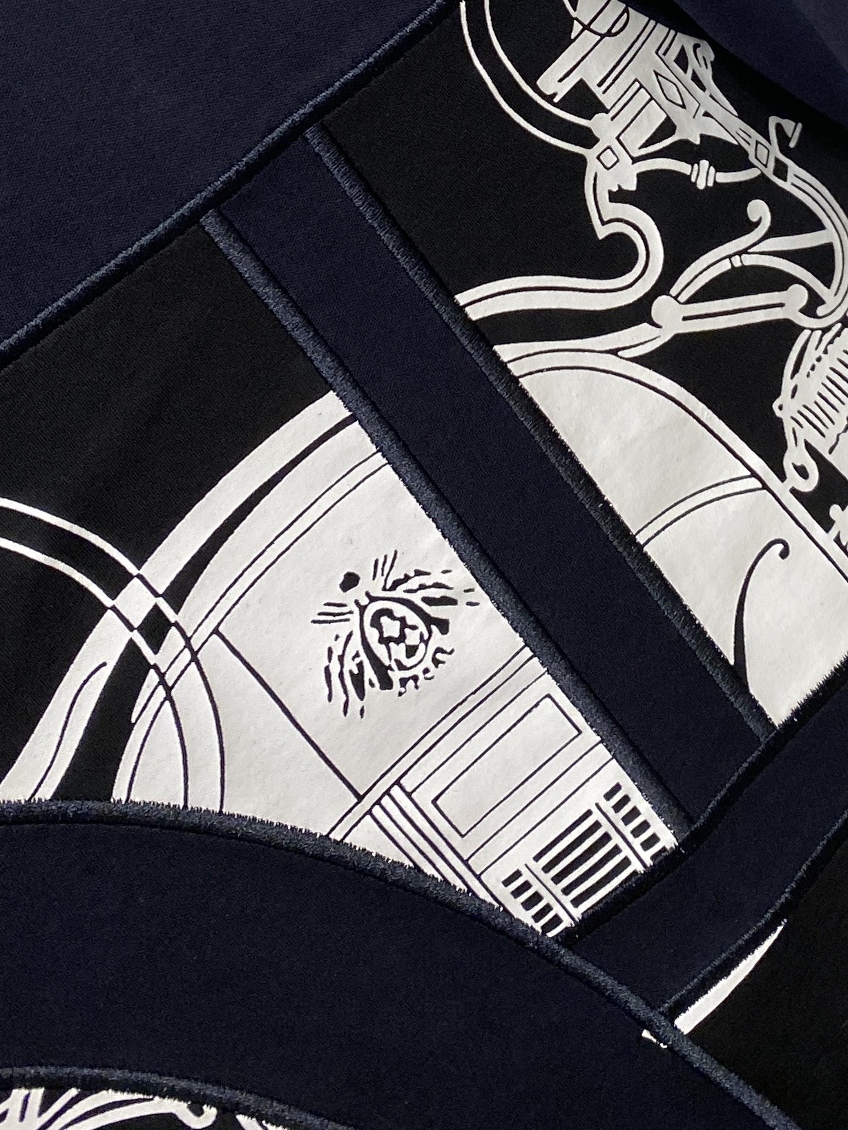 爱马仕、2026新品短袖T恤，帅气时尚，胸前刺绣装饰图案logo，简约百搭款。面料棉 不仅挺括，保持潮流