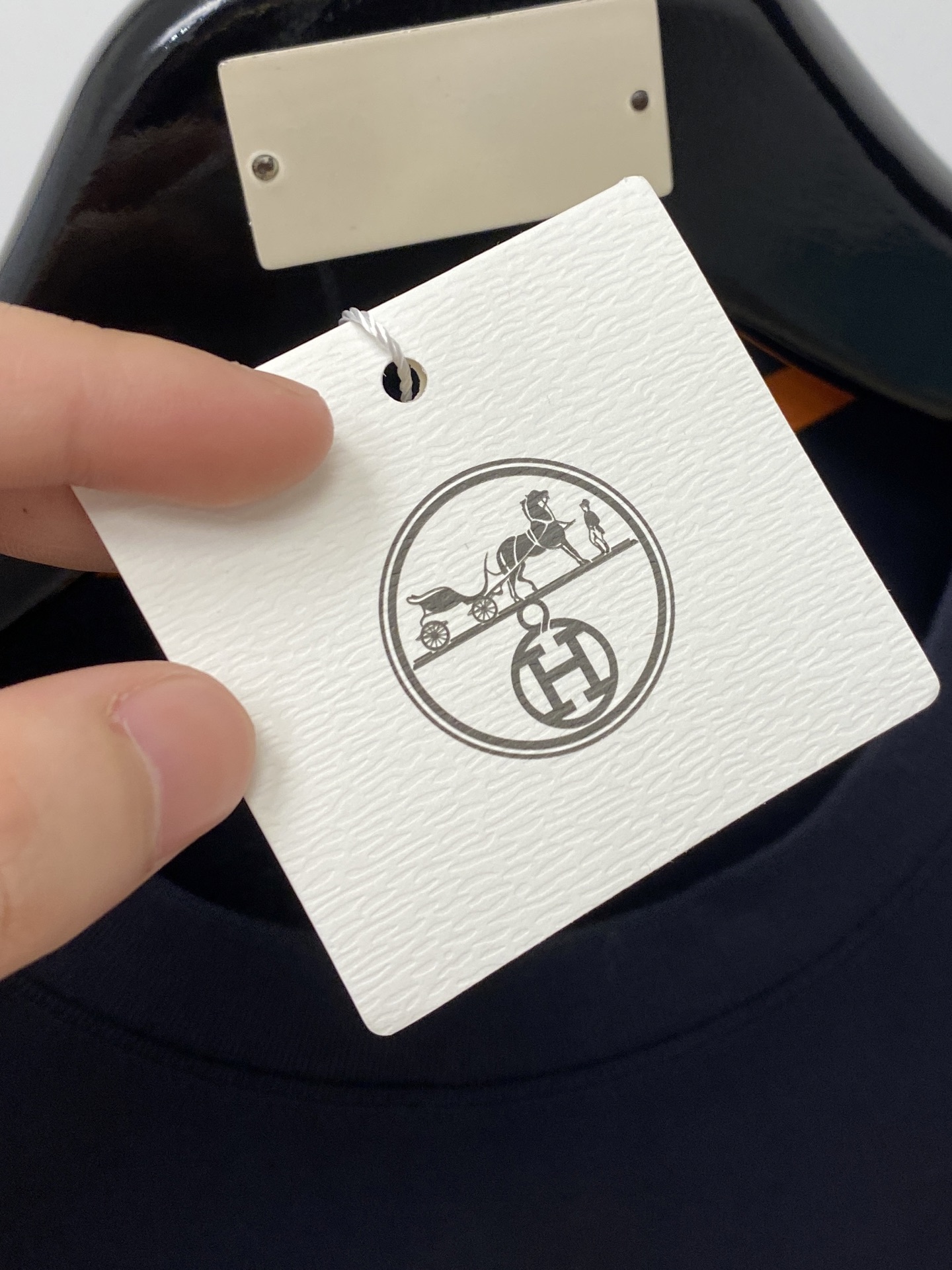 爱马仕、2026新品短袖T恤，帅气时尚，胸前刺绣装饰图案logo，简约百搭款。面料棉 不仅挺括，保持潮流