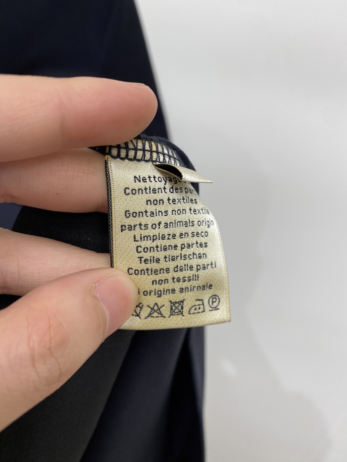 爱马仕、2026新品短袖T恤，帅气时尚，胸前刺绣装饰图案logo，简约百搭款。面料棉 不仅挺括，保持潮流