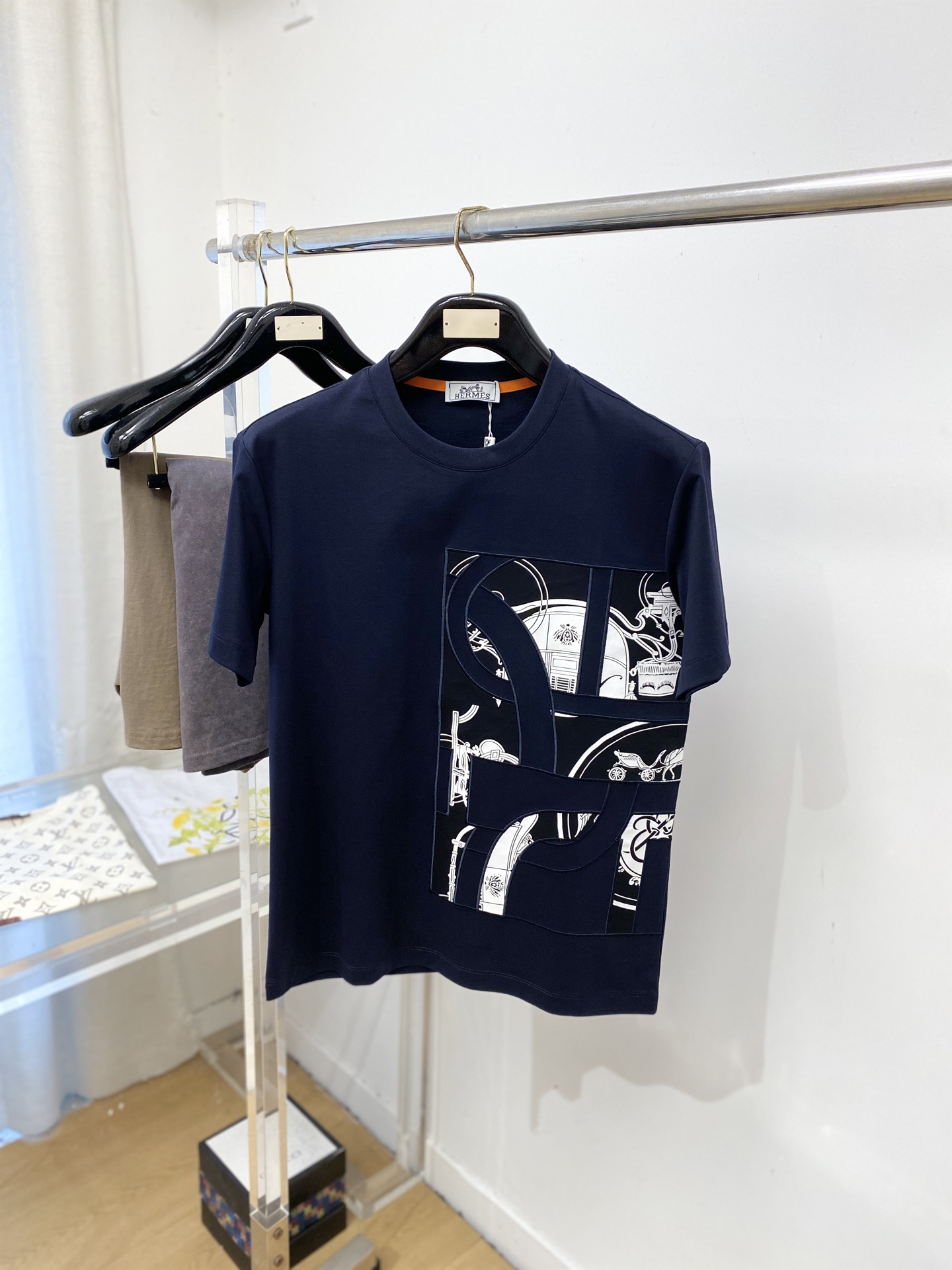 爱马仕、2026新品短袖T恤，帅气时尚，胸前刺绣装饰图案logo，简约百搭款。面料棉 不仅挺括，保持潮流