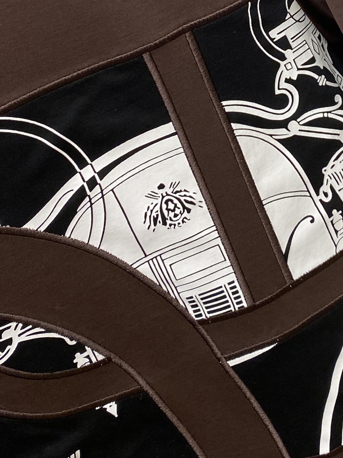 爱马仕、2026新品短袖T恤，帅气时尚，胸前刺绣装饰图案logo，简约百搭款。面料棉 不仅挺括，保持潮流