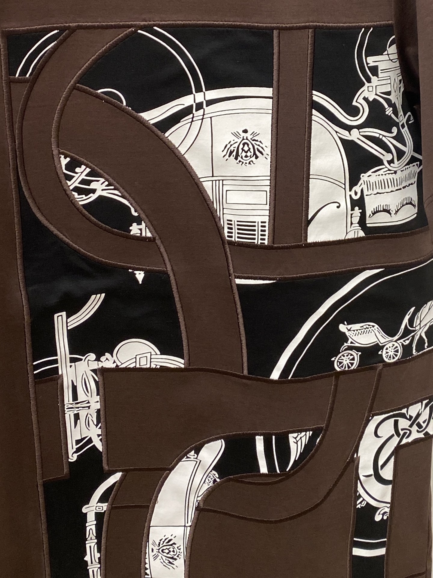 爱马仕、2026新品短袖T恤，帅气时尚，胸前刺绣装饰图案logo，简约百搭款。面料棉 不仅挺括，保持潮流