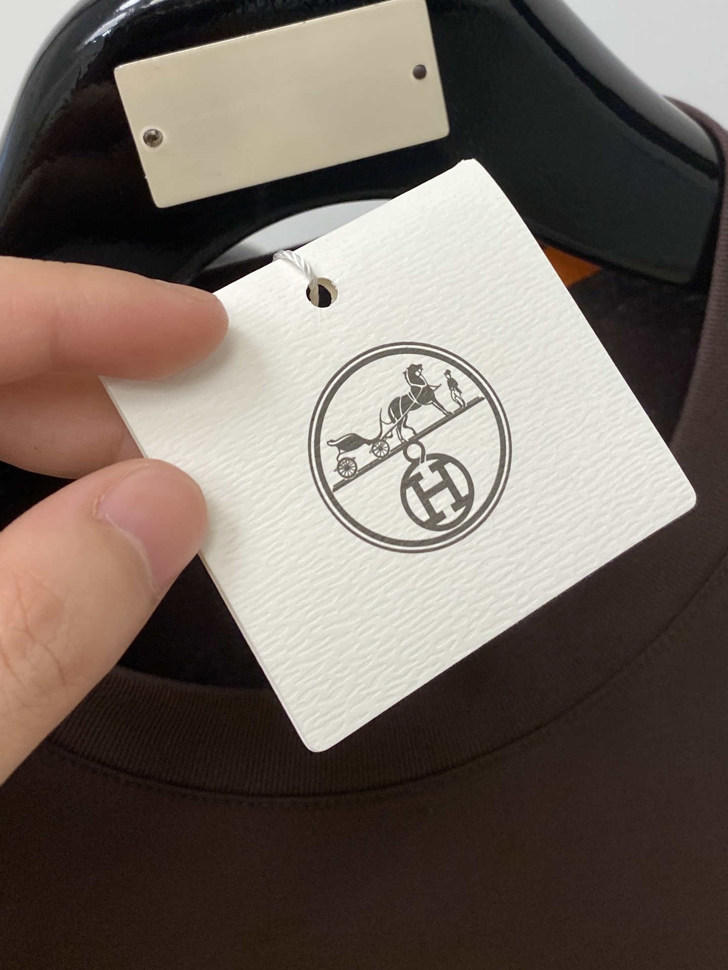 爱马仕、2026新品短袖T恤，帅气时尚，胸前刺绣装饰图案logo，简约百搭款。面料棉 不仅挺括，保持潮流