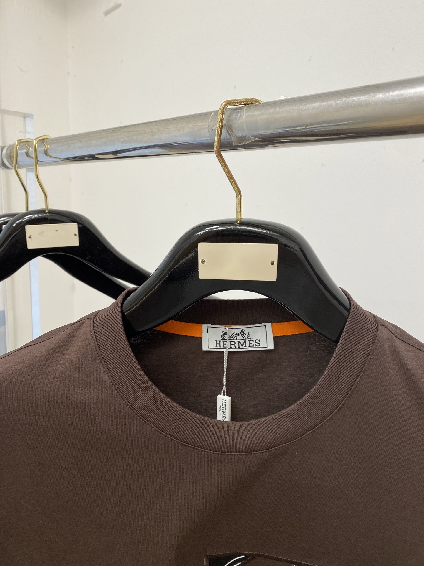 爱马仕、2026新品短袖T恤，帅气时尚，胸前刺绣装饰图案logo，简约百搭款。面料棉 不仅挺括，保持潮流