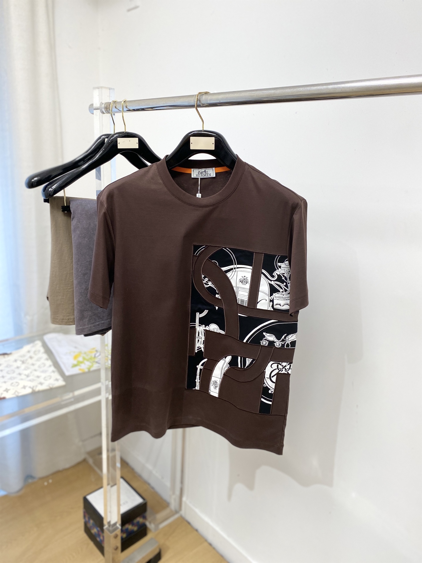 爱马仕、2026新品短袖T恤，帅气时尚，胸前刺绣装饰图案logo，简约百搭款。面料棉 不仅挺括，保持潮流