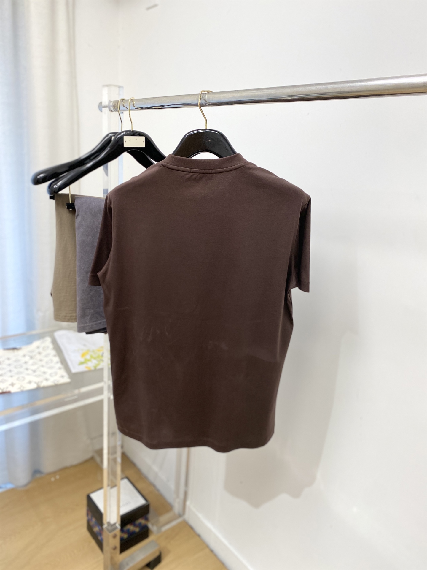 爱马仕、2026新品短袖T恤，帅气时尚，胸前刺绣装饰图案logo，简约百搭款。面料棉 不仅挺括，保持潮流