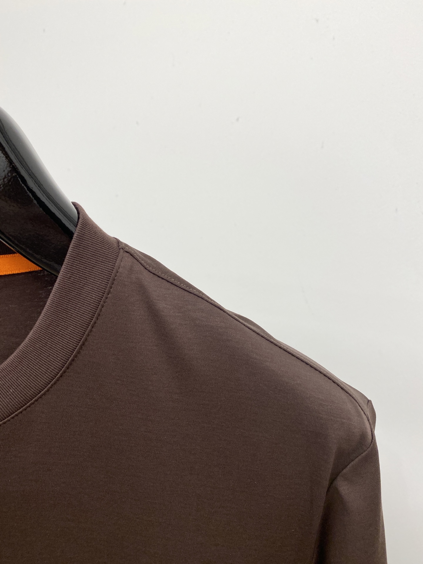 爱马仕、2026新品短袖T恤，帅气时尚，胸前刺绣装饰图案logo，简约百搭款。面料棉 不仅挺括，保持潮流