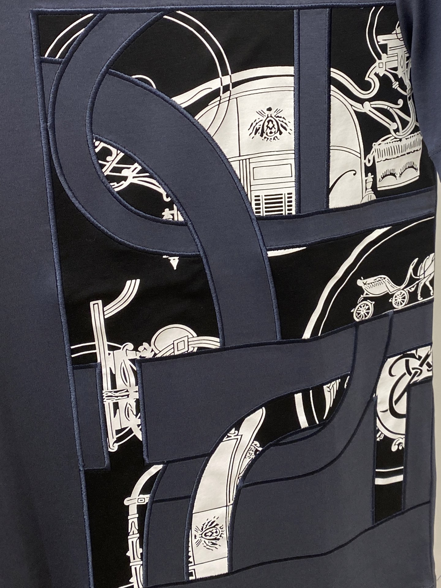 爱马仕、2026新品短袖T恤，帅气时尚，胸前刺绣装饰图案logo，简约百搭款。面料棉 不仅挺括，保持潮流