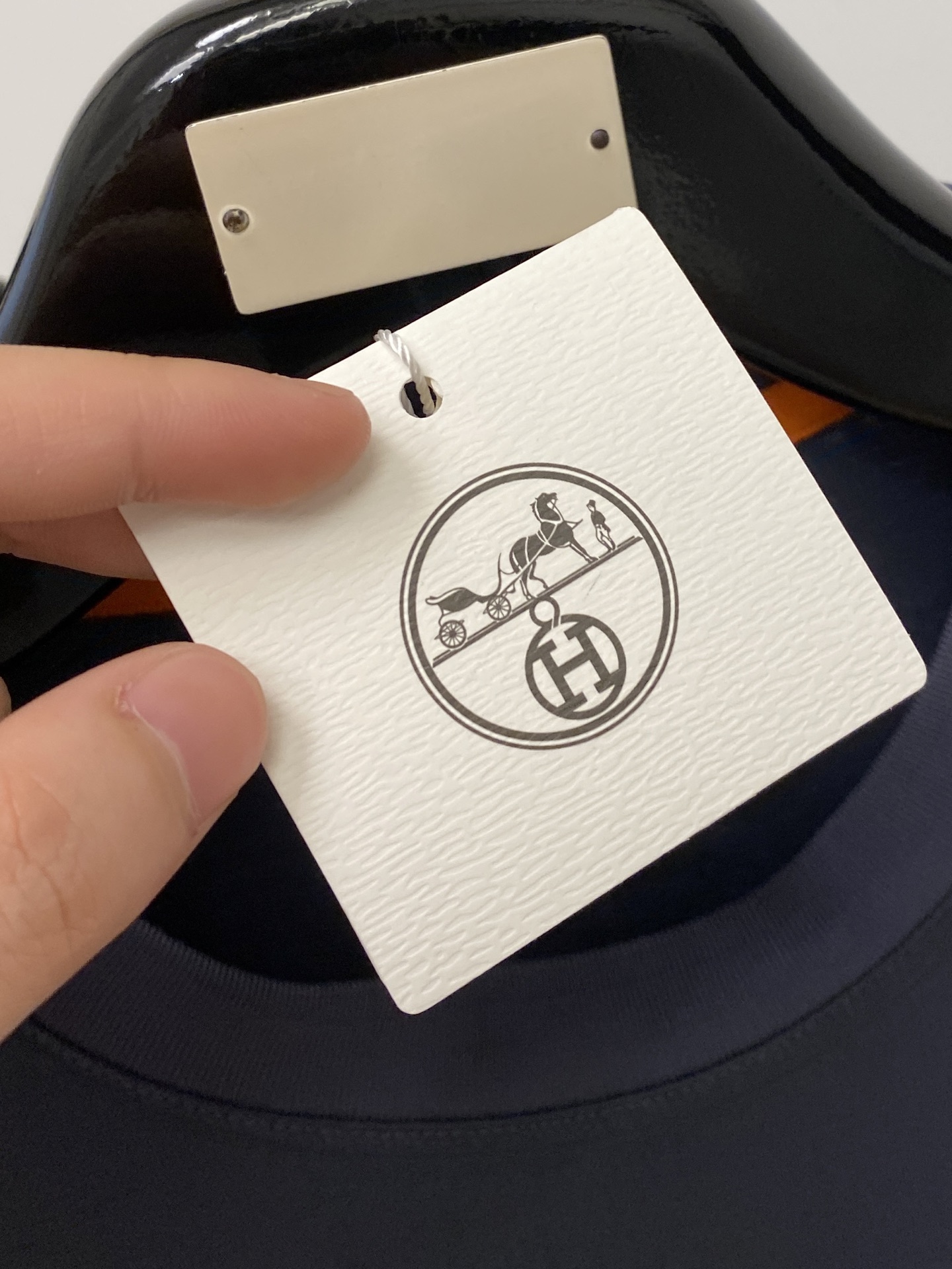 爱马仕、2026新品短袖T恤，帅气时尚，胸前刺绣装饰图案logo，简约百搭款。面料棉 不仅挺括，保持潮流