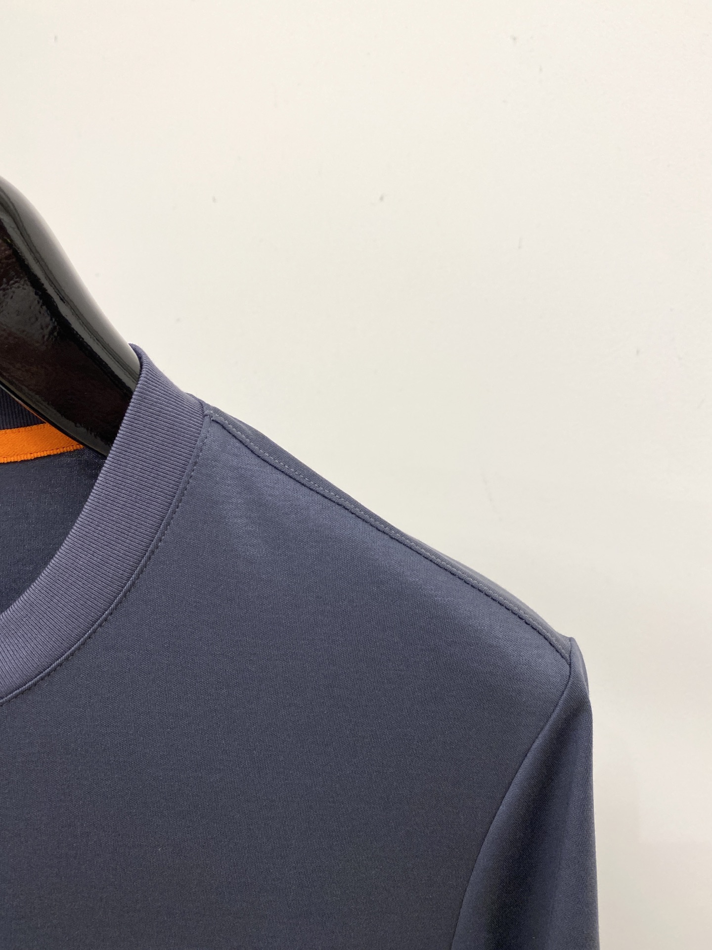 爱马仕、2026新品短袖T恤，帅气时尚，胸前刺绣装饰图案logo，简约百搭款。面料棉 不仅挺括，保持潮流