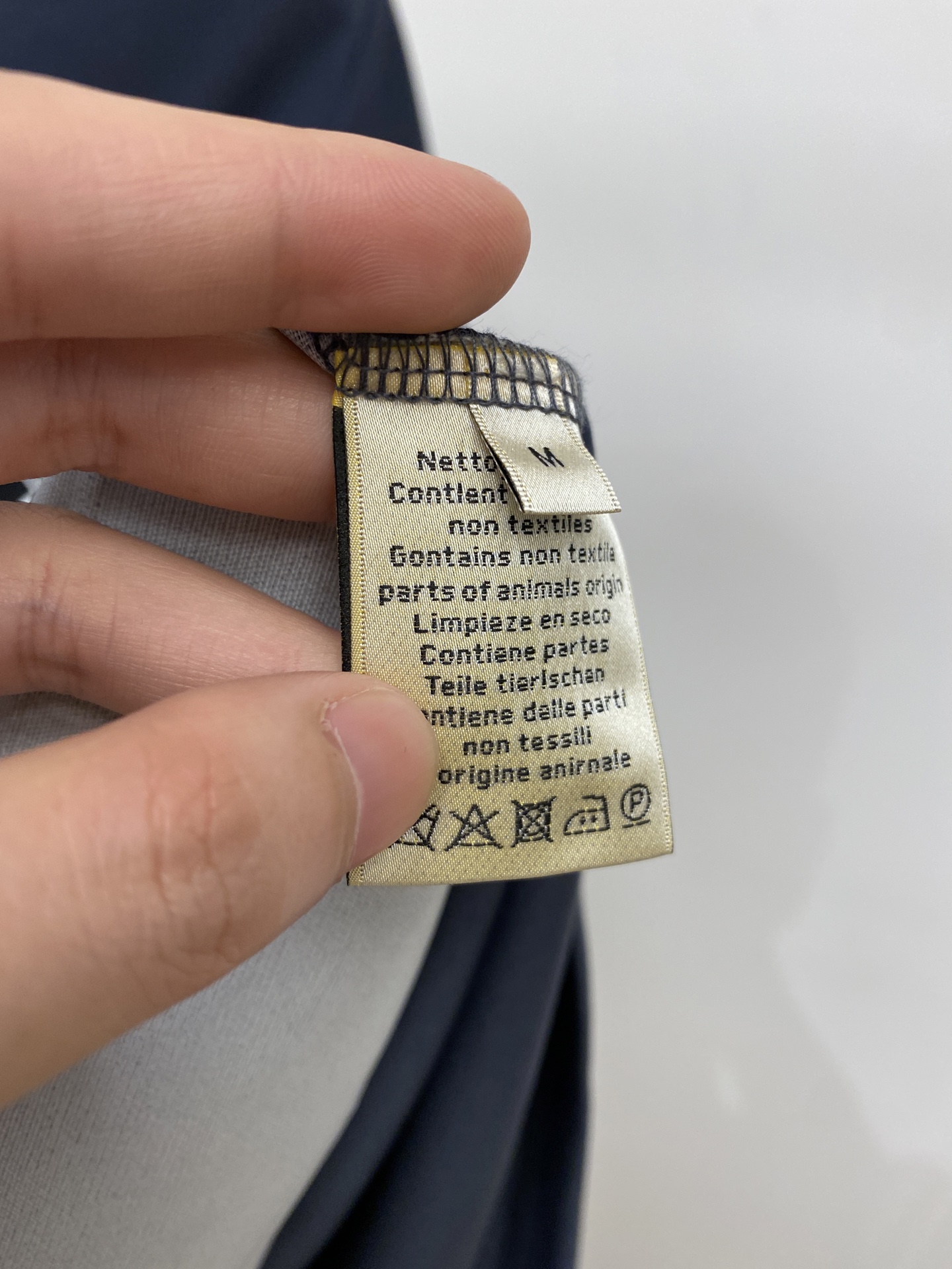 爱马仕、2026新品短袖T恤，帅气时尚，胸前刺绣装饰图案logo，简约百搭款。面料棉 不仅挺括，保持潮流