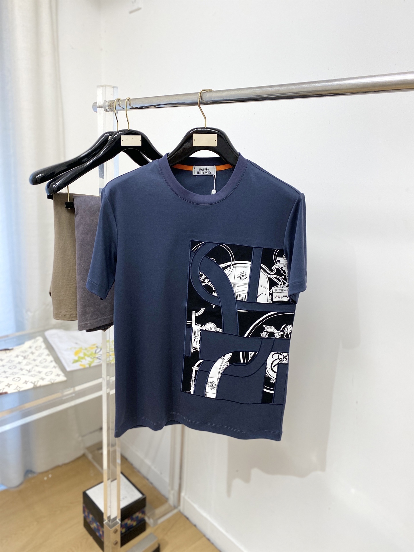 爱马仕、2026新品短袖T恤，帅气时尚，胸前刺绣装饰图案logo，简约百搭款。面料棉 不仅挺括，保持潮流