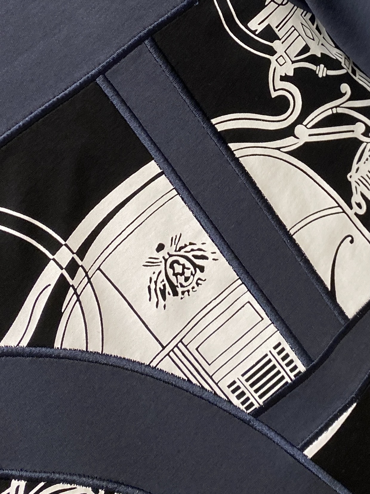 爱马仕、2026新品短袖T恤，帅气时尚，胸前刺绣装饰图案logo，简约百搭款。面料棉 不仅挺括，保持潮流