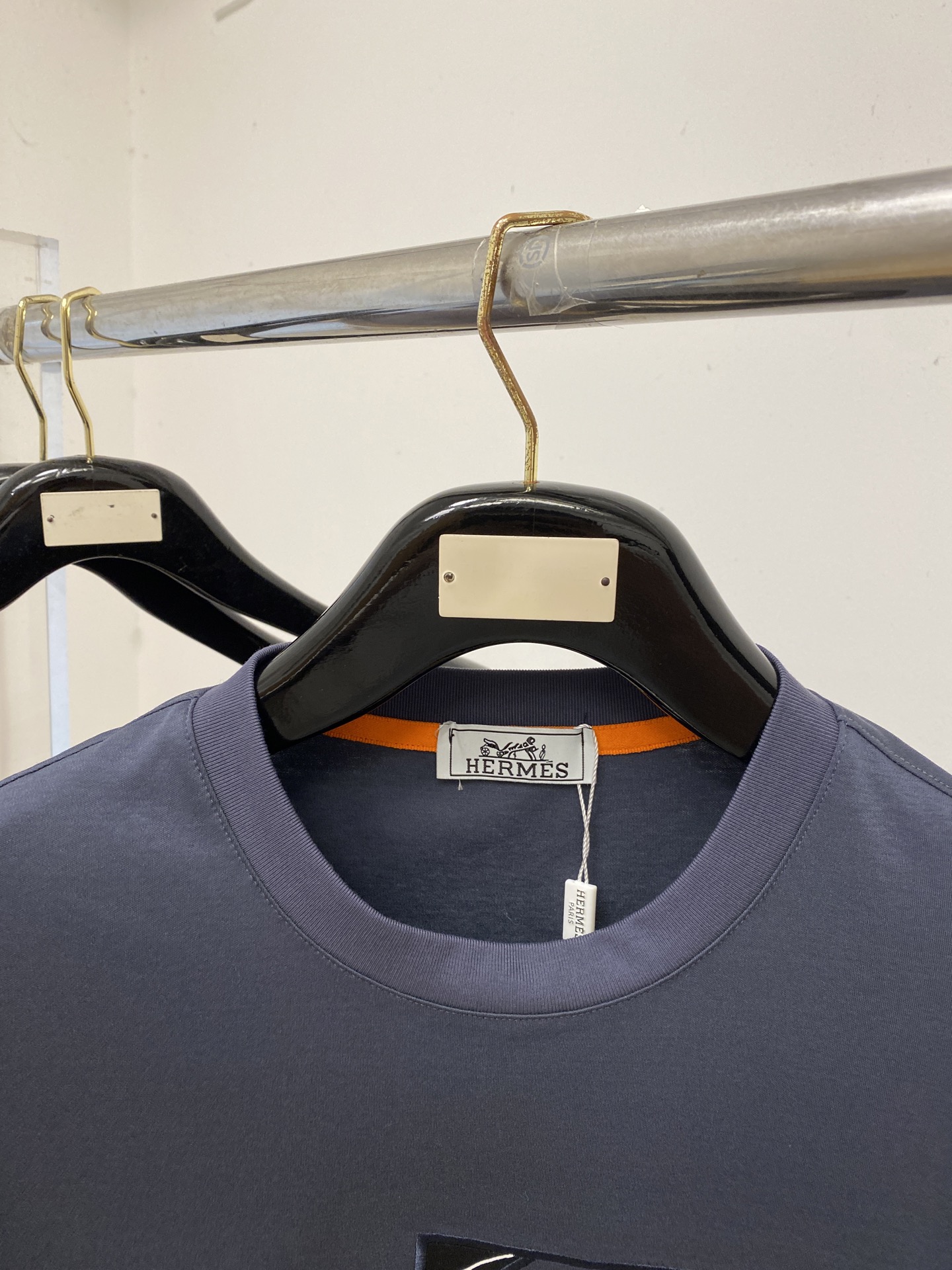 爱马仕、2026新品短袖T恤，帅气时尚，胸前刺绣装饰图案logo，简约百搭款。面料棉 不仅挺括，保持潮流