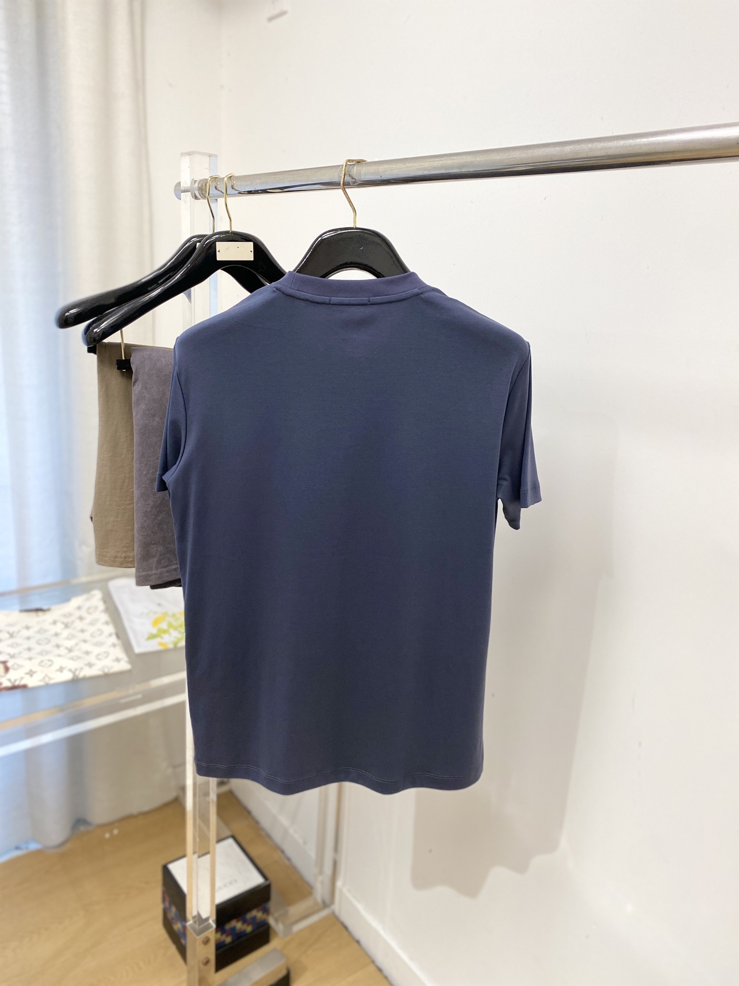 爱马仕、2026新品短袖T恤，帅气时尚，胸前刺绣装饰图案logo，简约百搭款。面料棉 不仅挺括，保持潮流