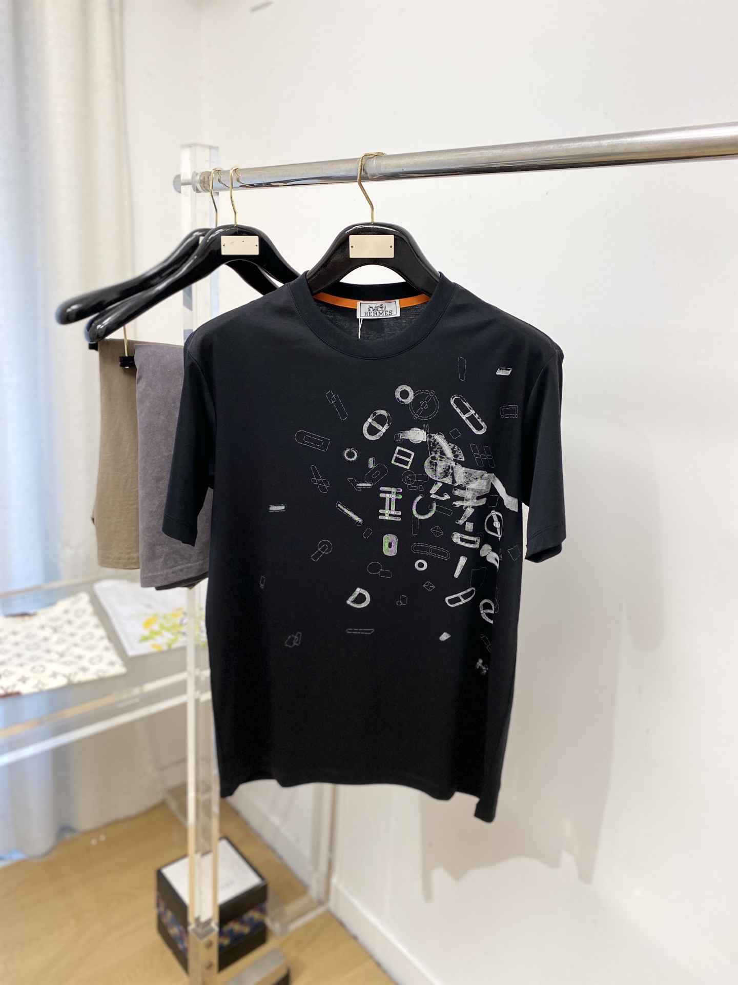 爱马仕、2026新品短袖T恤，帅气时尚，胸前顶级印花图案logo，简约百搭款。面料棉 不仅挺括，保持潮流