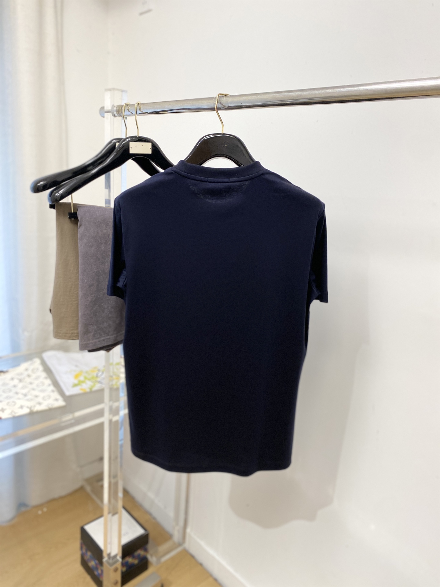 爱马仕、2026新品短袖T恤，帅气时尚，胸前刺绣装饰图案logo，简约百搭款。面料棉 不仅挺括，保持潮流