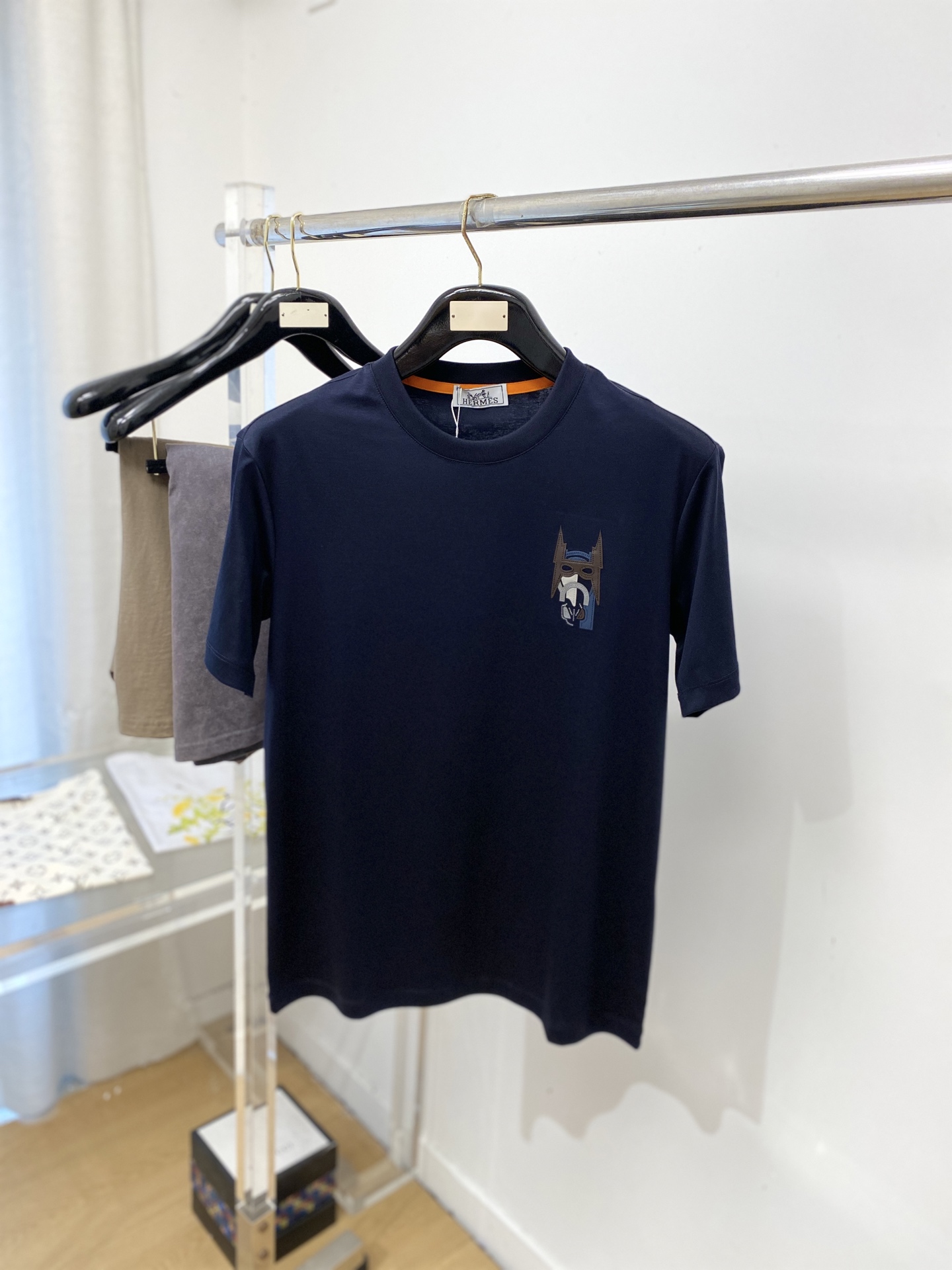 爱马仕、2026新品短袖T恤，帅气时尚，胸前刺绣装饰图案logo，简约百搭款。面料棉 不仅挺括，保持潮流