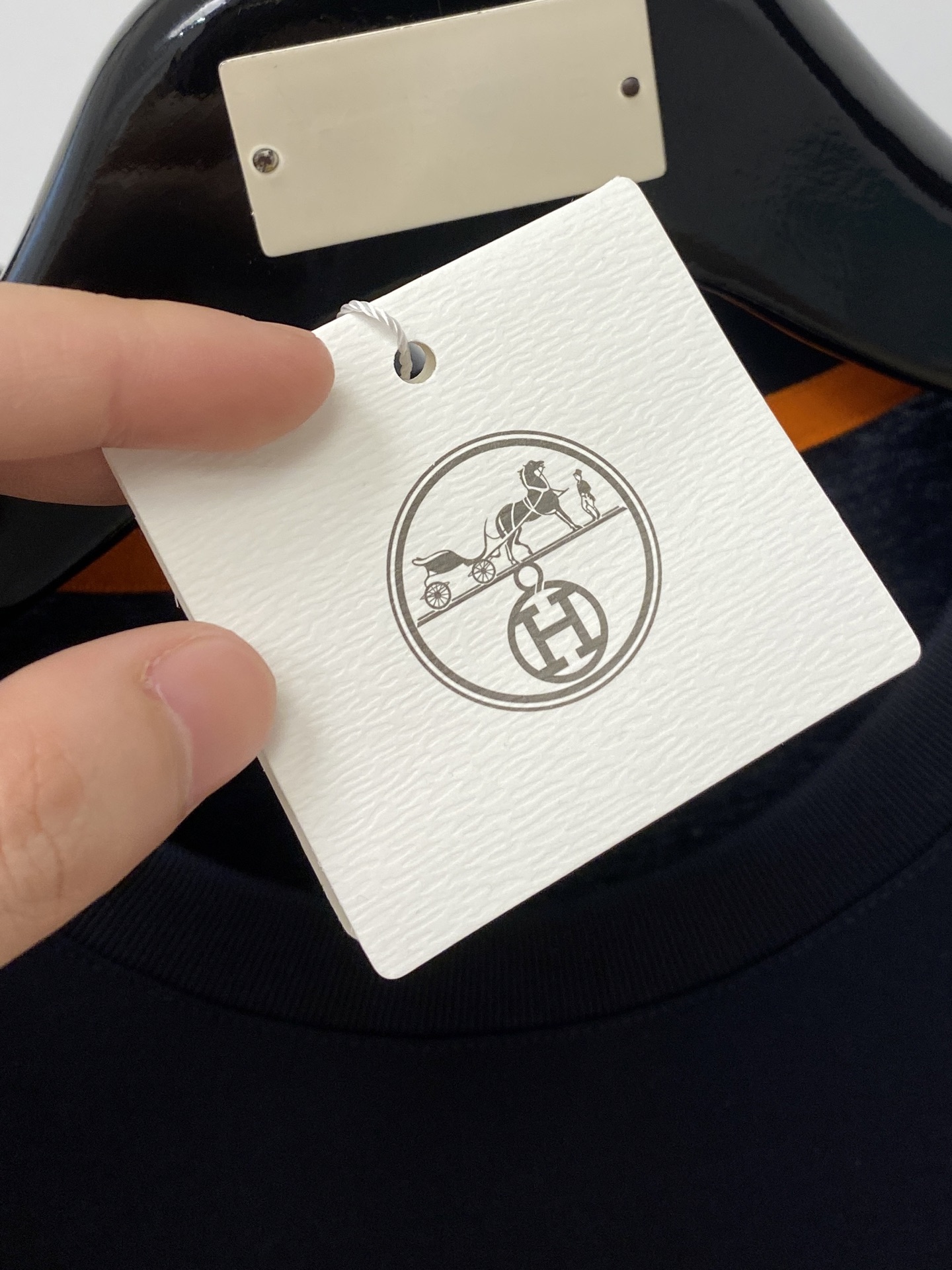 爱马仕、2026新品短袖T恤，帅气时尚，胸前刺绣装饰图案logo，简约百搭款。面料棉 不仅挺括，保持潮流