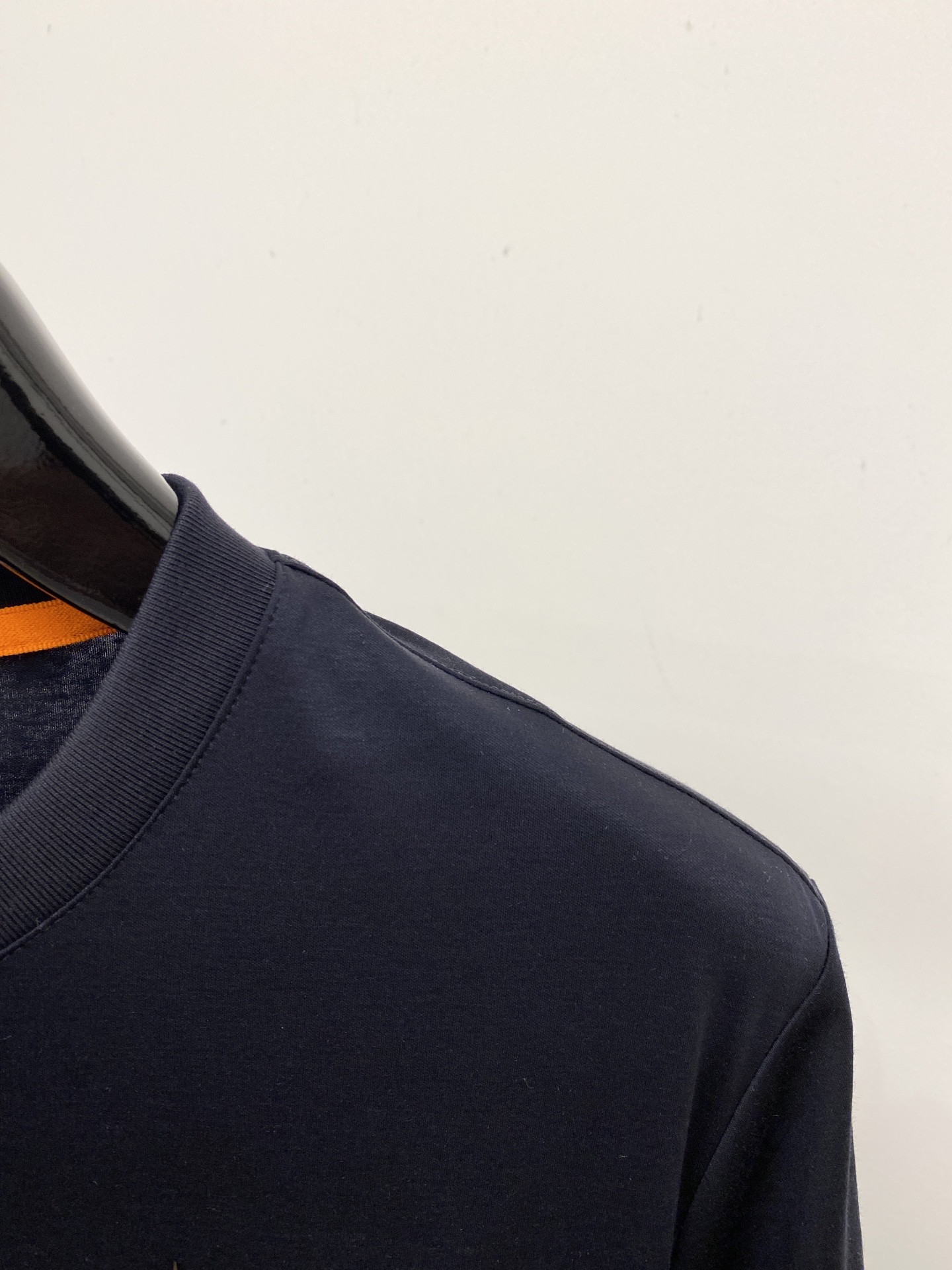 爱马仕、2026新品短袖T恤，帅气时尚，胸前刺绣装饰图案logo，简约百搭款。面料棉 不仅挺括，保持潮流