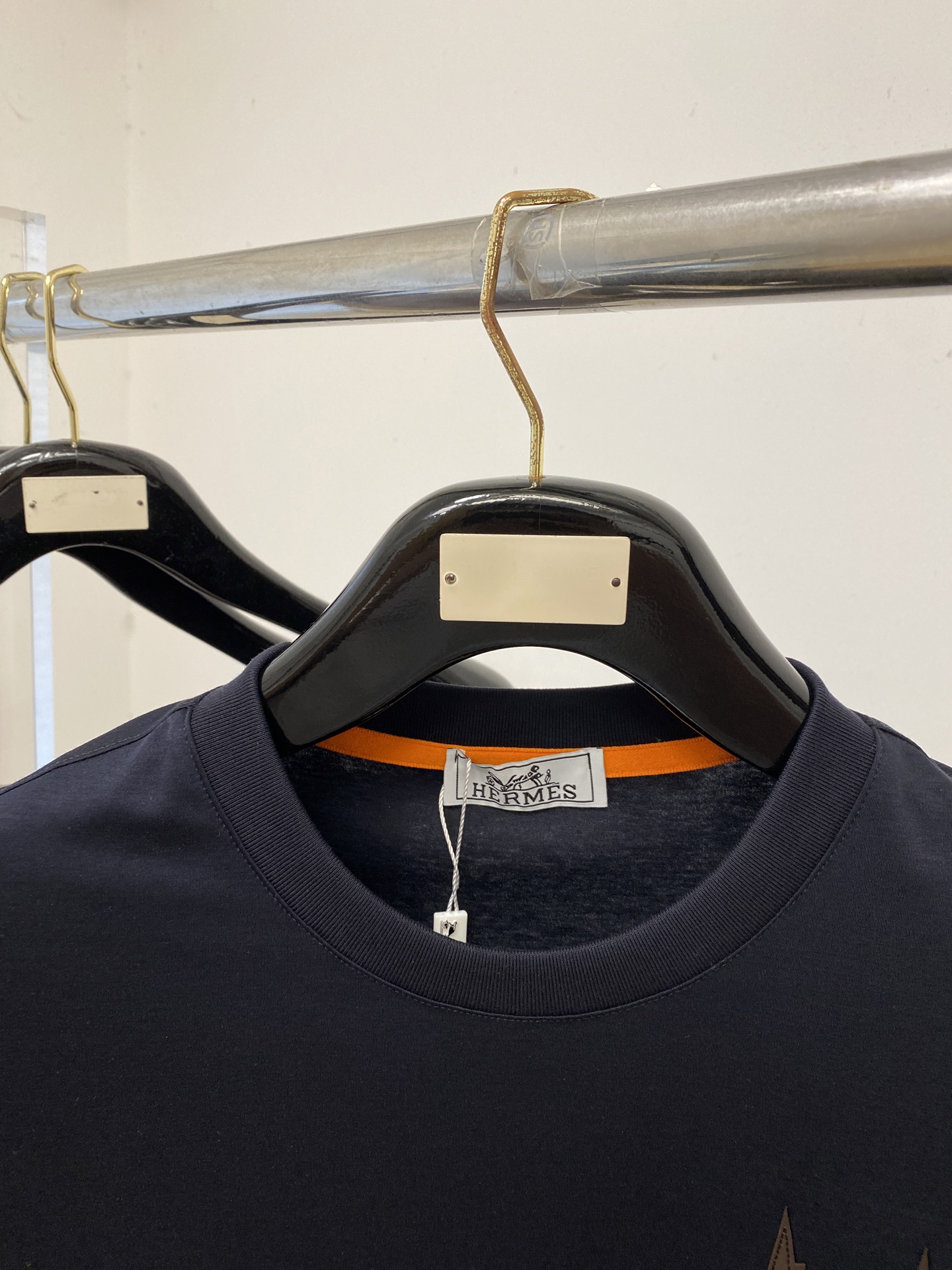 爱马仕、2026新品短袖T恤，帅气时尚，胸前刺绣装饰图案logo，简约百搭款。面料棉 不仅挺括，保持潮流