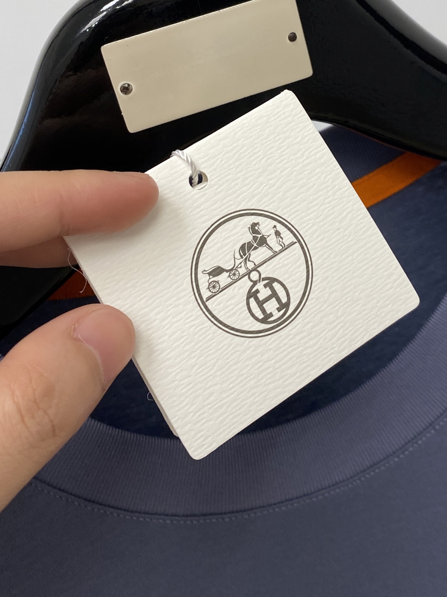 爱马仕、2026新品短袖T恤，帅气时尚，胸前刺绣装饰图案logo，简约百搭款。面料棉 不仅挺括，保持潮流