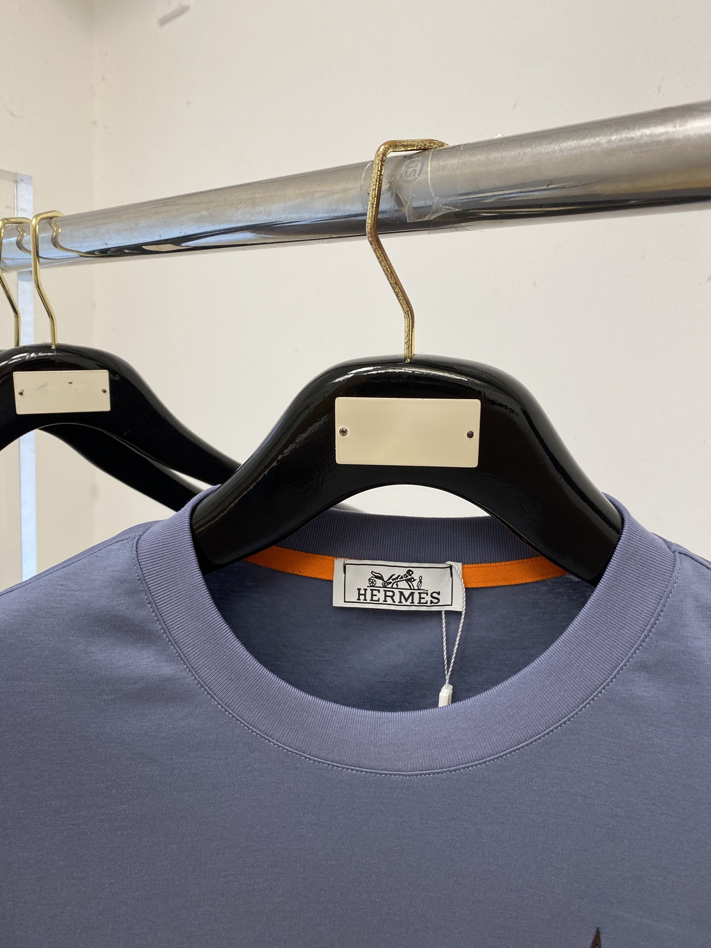 爱马仕、2026新品短袖T恤，帅气时尚，胸前刺绣装饰图案logo，简约百搭款。面料棉 不仅挺括，保持潮流