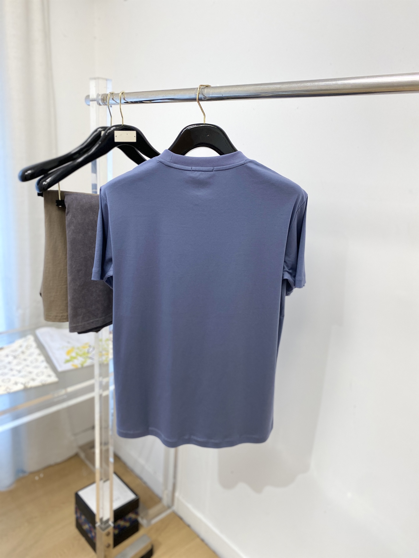 爱马仕、2026新品短袖T恤，帅气时尚，胸前刺绣装饰图案logo，简约百搭款。面料棉 不仅挺括，保持潮流