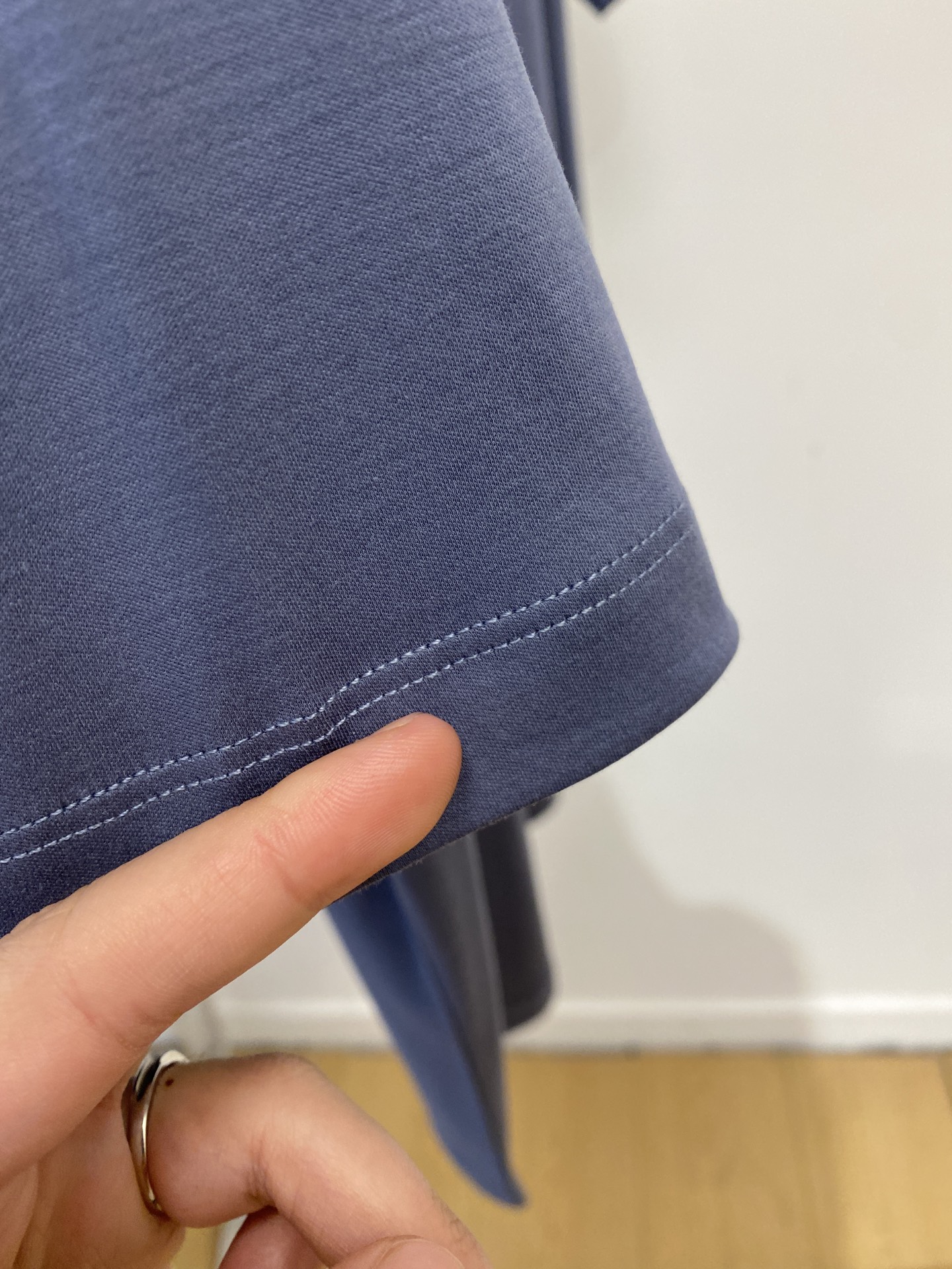 爱马仕、2026新品短袖T恤，帅气时尚，胸前刺绣装饰图案logo，简约百搭款。面料棉 不仅挺括，保持潮流