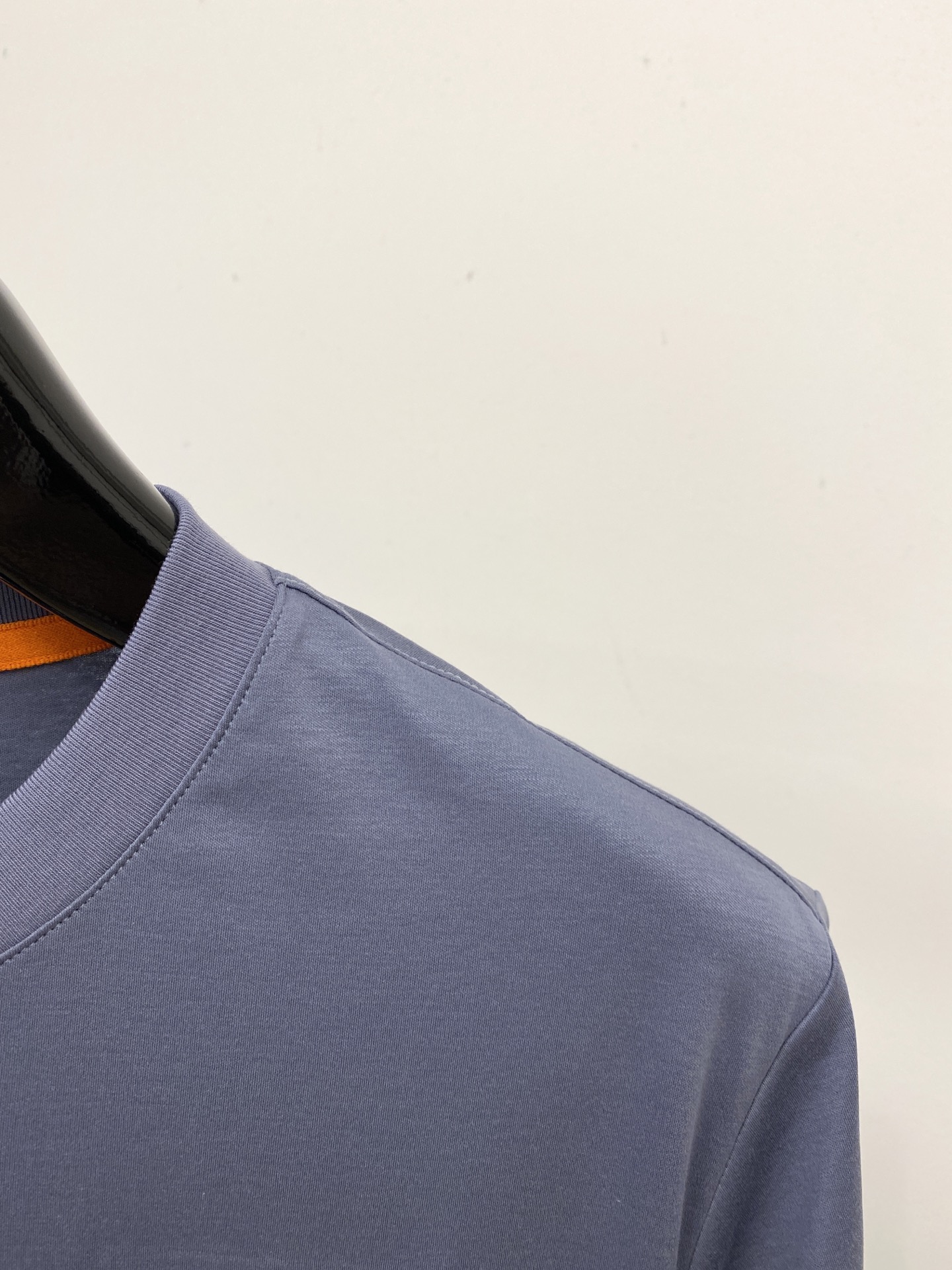 爱马仕、2026新品短袖T恤，帅气时尚，胸前刺绣装饰图案logo，简约百搭款。面料棉 不仅挺括，保持潮流