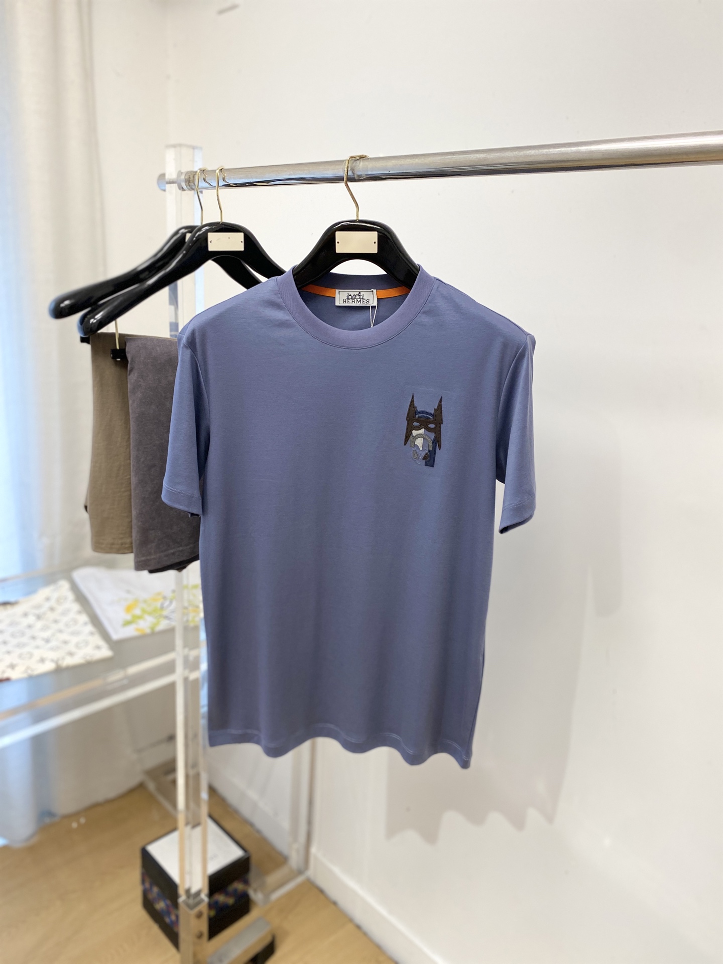 爱马仕、2026新品短袖T恤，帅气时尚，胸前刺绣装饰图案logo，简约百搭款。面料棉 不仅挺括，保持潮流