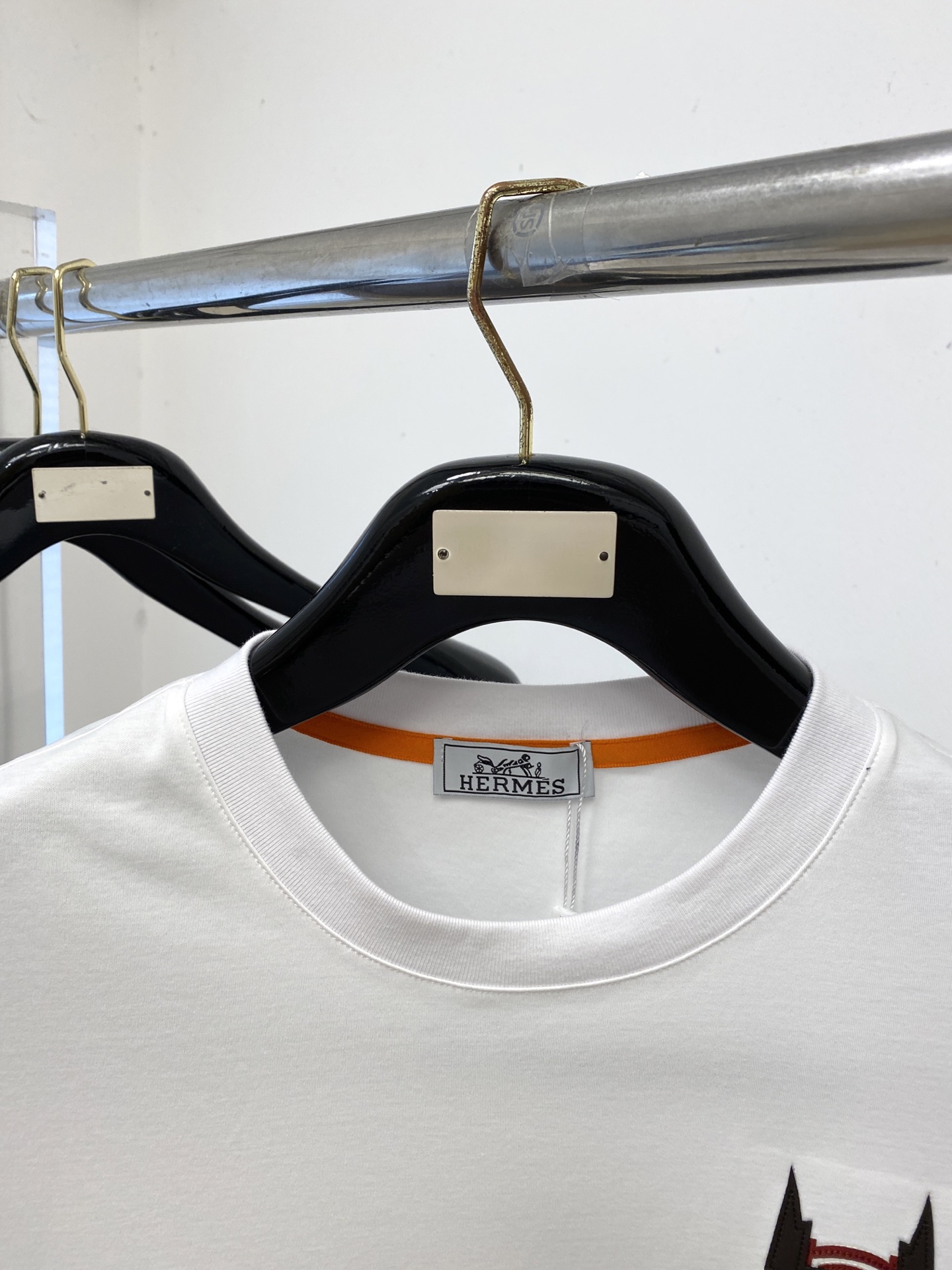 爱马仕、2026新品短袖T恤，帅气时尚，胸前刺绣装饰图案logo，简约百搭款。面料棉 不仅挺括，保持潮流