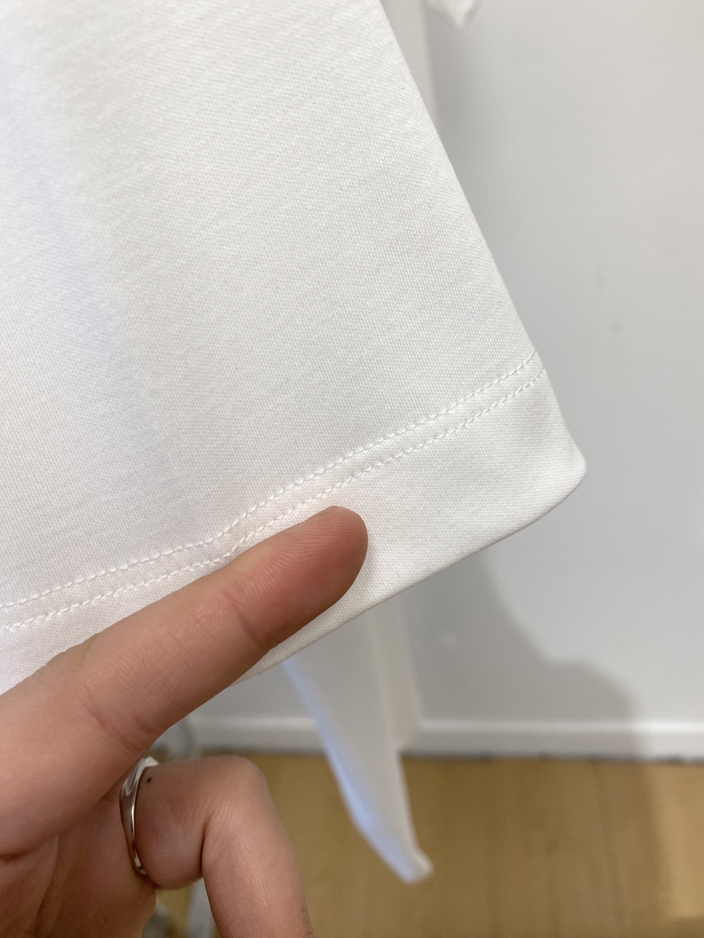 爱马仕、2026新品短袖T恤，帅气时尚，胸前刺绣装饰图案logo，简约百搭款。面料棉 不仅挺括，保持潮流