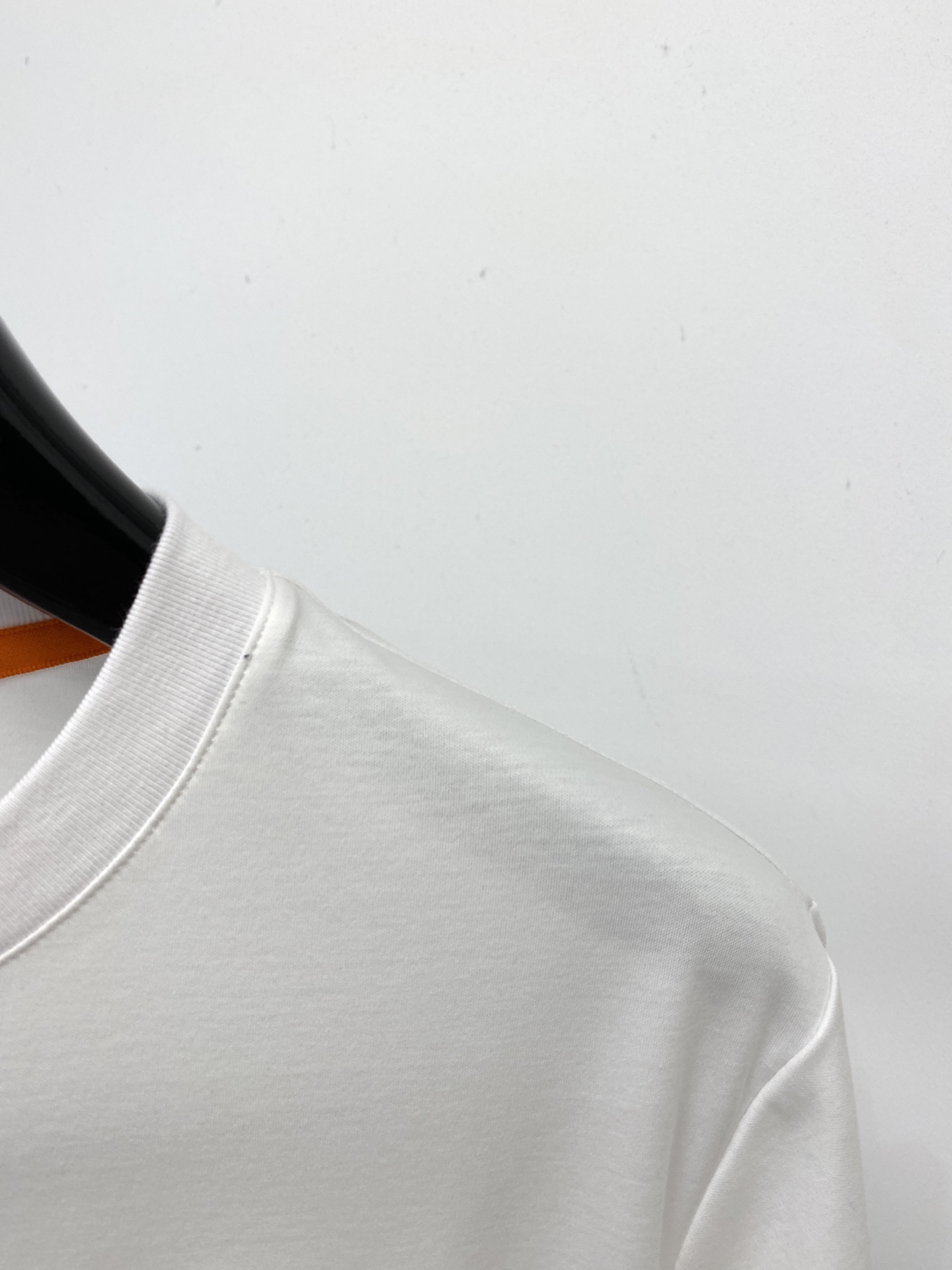 爱马仕、2026新品短袖T恤，帅气时尚，胸前刺绣装饰图案logo，简约百搭款。面料棉 不仅挺括，保持潮流